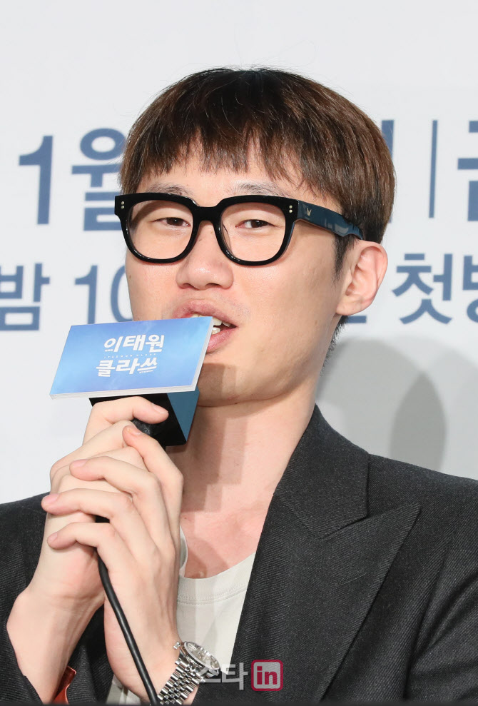 Park Seo-joon, who returned to the small screen with Itaewon Klath, unveiled his goal audience rating pledge to run Foa a night if the number of ratings exceeds two digits.He also mentioned the love line chemistry with Kim Da-mi and Kwon Nara who played the role of Joy Seo and Osua in the play.Park Seo-joon said, I think I could have come to this place because I have been doing well since the script reading period. Breathing is so good with both of you.Kim Da-mi also said, I met the actors for the first time through this drama, but the scene is so fun and fun. It is so good to act together, so it is good to breathe.Were all working hard together, he said.Kwon Nara also said, It is good to be able to talk freely on the spot.I was able to shoot more comfortably because I was friends of my age.  When I play with my family members, I play a lot of fighting because I am a peer actor. The family members of the Jangga are Yoo Jae-myung and Kim Hye-eun.So Im relying on it to shoot.He also mentioned the breathing with actor Yoo Jae-myung, who played the role of Chairman Chang in the opposite direction with Park Sae as chairman of the leading restaurant industry franchise Jangga.Park Seo-joon said, The rehearsal process is a bit long, and there was enough room to compensate for the lack of breathing and shooting in that time.The lack is due to my acting skills and (Yoo Jae-myung) seniors are so good that I follow them.On the other hand, I think that the new Roy could have been born without a person named Chang.We try to express the subtle emotions that arise in the process, which are the relationships that stimulate each other by being itself.Yoo Jae-myung also said, There is a confrontation between a successful self-made singer and a young man who is about to start, and there are unknown feelings that I feel when I see a child who looks like a child who looks like a resemblance.Jo Kwang-jin, the author of Webtoon and the script, also raised his strength by saying that he was 120% satisfied with the synchro rate of the original and the actors.I have a 120% satisfaction, wrote Jo Kwang-jin.Im going to tell you about the video, but when I first wrote the video, I thought I knew the character best, but from a certain point on, I saw actors think about the role more intensely than I did.Some of the gods cried when I saw the original author, especially Park Seo-joon, who plays the main character, Park, and praised the synchro rate.Kim Seong-yoon said, All the actors who play their characters are wearing the clothes of the character that is called Top Model.The writer is also the top model in terms of writing the first drama, and I am also nervous because it is the first work I have played in JTBC. It is also the first drama content for Showbox.The showbox movie The Heads of Namsan is doing well, and I just hope that the good energy will be transmitted to the drama.Meanwhile, JTBCs new gilt drama Itaewon Klath, which will be broadcast for the first time tomorrow (30th), is a work that depicts the hip rebellion of youths who are united in an unreasonable world, stubbornness and passenger spirit.Itaewons small street, which seems to have compressed the world, will dynamically unfold their founding myths that pursue freedom with their own values.The original webtoon of the same name, which formed a thick mania group, considered as Life Webtoon, has attracted attention as a topic, and the meeting of actors such as Park Seo-joon, Kim Da-mi, Yoo Jae-myung, and Kwon Nara, who are proud of the reality sync, has focused their attention.Director Kim Seong-yoon, who was recognized for his sensual production ability by taking on hit romance dramas such as Gurmigreen Moonlight and Discovery of Love, caught megaphone.In addition, the original writer, Gwangjin, takes charge of the script writing and amplifies the excitement.Park Seo-joons character, Park Sae, was a long-time villain with the leading restaurant industry franchise Jangga, who was expelled for his tyranny and was unfairly attempted to murder.After leaving the prison, I am determined to start business here, against the free atmosphere of Itaewon, where my first love Sua lives.After seven years of suffering from factories and labor, I decided to set up a sweet night Foa at Itaewon and decide to take revenge on the market by becoming a big hand in the food service industry.The first broadcast of Itaewon Clath can be seen at JTBC at 10:50 tomorrow night.Gwangjin writer Satisfaction with actor synchro rate of 120%