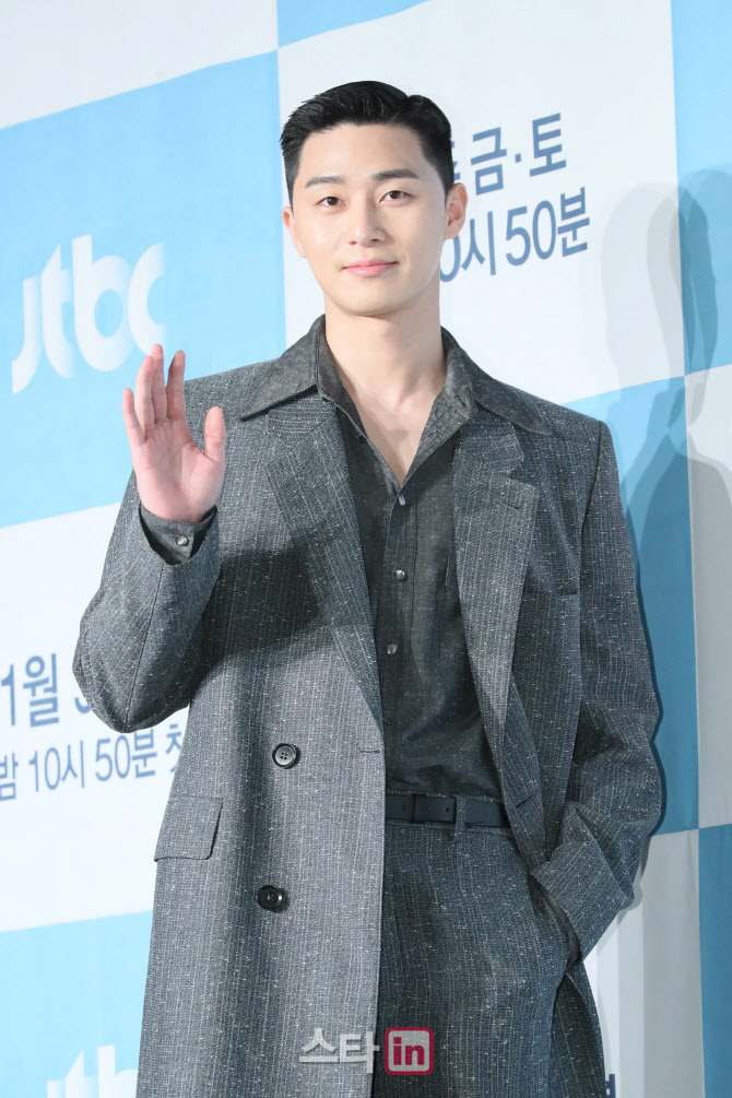 Park Seo-joon, who returned to the small screen with Itaewon Klath, unveiled his goal audience rating pledge to run Foa a night if the number of ratings exceeds two digits.He also mentioned the love line chemistry with Kim Da-mi and Kwon Nara who played the role of Joy Seo and Osua in the play.Park Seo-joon said, I think I could have come to this place because I have been doing well since the script reading period. Breathing is so good with both of you.Kim Da-mi also said, I met the actors for the first time through this drama, but the scene is so fun and fun. It is so good to act together, so it is good to breathe.Were all working hard together, he said.Kwon Nara also said, It is good to be able to talk freely on the spot.I was able to shoot more comfortably because I was friends of my age.  When I play with my family members, I play a lot of fighting because I am a peer actor. The family members of the Jangga are Yoo Jae-myung and Kim Hye-eun.So Im relying on it to shoot.He also mentioned the breathing with actor Yoo Jae-myung, who played the role of Chairman Chang in the opposite direction with Park Sae as chairman of the leading restaurant industry franchise Jangga.Park Seo-joon said, The rehearsal process is a bit long, and there was enough room to compensate for the lack of breathing and shooting in that time.The lack is due to my acting skills and (Yoo Jae-myung) seniors are so good that I follow them.On the other hand, I think that the new Roy could have been born without a person named Chang.We try to express the subtle emotions that arise in the process, which are the relationships that stimulate each other by being itself.Yoo Jae-myung also said, There is a confrontation between a successful self-made singer and a young man who is about to start, and there are unknown feelings that I feel when I see a child who looks like a child who looks like a resemblance.Jo Kwang-jin, the author of Webtoon and the script, also raised his strength by saying that he was 120% satisfied with the synchro rate of the original and the actors.I have a 120% satisfaction, wrote Jo Kwang-jin.Im going to tell you about the video, but when I first wrote the video, I thought I knew the character best, but from a certain point on, I saw actors think about the role more intensely than I did.Some of the gods cried when I saw the original author, especially Park Seo-joon, who plays the main character, Park, and praised the synchro rate.Kim Seong-yoon said, All the actors who play their characters are wearing the clothes of the character that is called Top Model.The writer is also the top model in terms of writing the first drama, and I am also nervous because it is the first work I have played in JTBC. It is also the first drama content for Showbox.The showbox movie The Heads of Namsan is doing well, and I just hope that the good energy will be transmitted to the drama.Meanwhile, JTBCs new gilt drama Itaewon Klath, which will be broadcast for the first time tomorrow (30th), is a work that depicts the hip rebellion of youths who are united in an unreasonable world, stubbornness and passenger spirit.Itaewons small street, which seems to have compressed the world, will dynamically unfold their founding myths that pursue freedom with their own values.The original webtoon of the same name, which formed a thick mania group, considered as Life Webtoon, has attracted attention as a topic, and the meeting of actors such as Park Seo-joon, Kim Da-mi, Yoo Jae-myung, and Kwon Nara, who are proud of the reality sync, has focused their attention.Director Kim Seong-yoon, who was recognized for his sensual production ability by taking on hit romance dramas such as Gurmigreen Moonlight and Discovery of Love, caught megaphone.In addition, the original writer, Gwangjin, takes charge of the script writing and amplifies the excitement.Park Seo-joons character, Park Sae, was a long-time villain with the leading restaurant industry franchise Jangga, who was expelled for his tyranny and was unfairly attempted to murder.After leaving the prison, I am determined to start business here, against the free atmosphere of Itaewon, where my first love Sua lives.After seven years of suffering from factories and labor, I decided to set up a sweet night Foa at Itaewon and decide to take revenge on the market by becoming a big hand in the food service industry.The first broadcast of Itaewon Clath can be seen at JTBC at 10:50 tomorrow night.Gwangjin writer Satisfaction with actor synchro rate of 120%