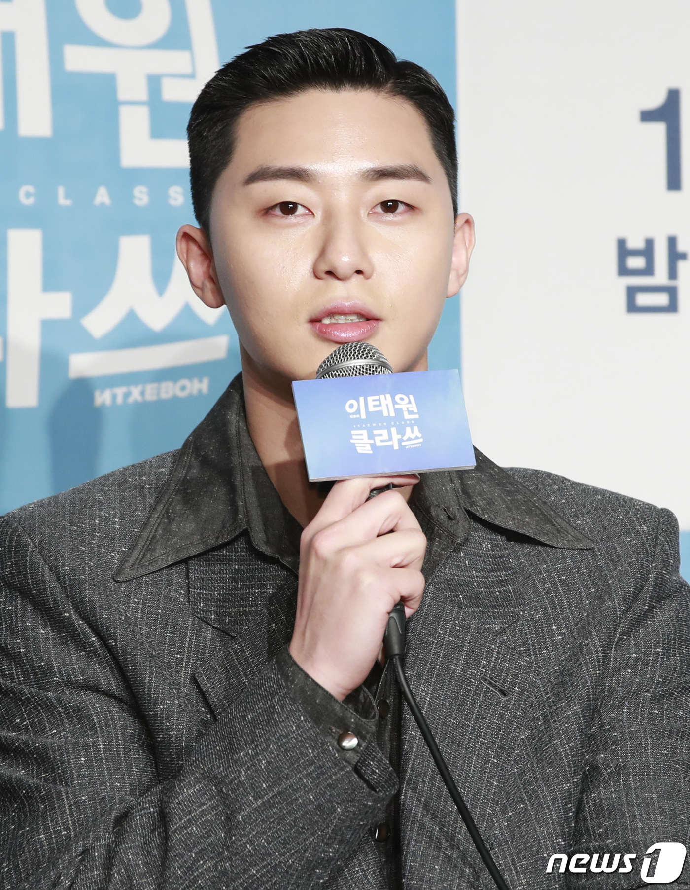 On the afternoon of the 30th, a production presentation of JTBC Itaewon Klath (playplayplay by Jo Kwang-jin/directed by Kim Seong-yoon) was held at the Conrad Seoul Hotel in Yeongdeungpo-gu, Seoul.Actor Park Seo-joon Kim Da-mi Yoo Jae-myung Kwon Nara, Kim Seong-yoon PD and Jo Kwang-jin writer attended the ceremony.Itaewon Clath is a drama based on the next webtoon of the same name. It is a work that depicts the hip rebellion of youths who are united in unreasonable world, stubbornness and guest.The myth of the start-up of those who pursue freedom with their own values ​​will be dynamically unfolded in the small streets of Itaewon, which seems to have compressed the world.Park Seo-joon endured all kinds of hardships and played Park Sae-roi, who opened Sanbam Foa in Itaewon with money for seven years.Kim Da-mi gave up his admission to prestigious universities and played Joe-yool Lee, who is a manager of Danbam, and Kwon Nara is the head of the strategic planning team of Janga and the role of SuA, which regards himself as the most precious and precious.Yoo Jae-myung plays Jang Dae-hee, the chairman of Janga and blocking the front of Park Sae-roi.Kim Seong-yoon PD said, Itaewon Clath is the first drama of the filmmaker Showbox. It seems that there is freshness that the union gives, he said. The writer is also the first author to write the drama, I am the first drama in JTBC, and the first drama to produce the showbox.Showbox is now doing well in the movie Namsans Managers, and I hope that the atmosphere will continue well (to Itaewon Clath).Jo Kwang-jin, who has been writing the original webtoon and the drama drama, talked about the difficulty of the drama writing process.Cho said, It was the opportunity for me to participate that no one had ever written a drama, he said. I thought it was easy to write because I was a cartoonist who was doing all the writing, but I felt it was difficult to write.In the meantime, Cho said, But I met a very good person, he said. I thought it was my master and I got a lot of help.Park Seo-joon said of Itaewon Clath that Drama itself does not have a story that is far from the original because there is a famous original work in so far.It seems that a little more interesting story will be broadcast with the addition of it.Park Seo-joon said, I was attracted to this drama because I felt the charm of Remady in the role to express it. I also took a lot of effort to express such a delicate part.Kim Da-mi said, I read it in three hours as soon as I saw the webtoon, he said. It was so fun and interesting.I felt that the character called Joe-yool Lee was a character I had not seen before, so I thought it would be fun to act, he said. When I met the director, I joined him because he suggested that I could make my own Joe-yol Lee.Kwon Nara talked about the effort she put in while playing SuA in the play.Kwon Nara said, In the original work, there was not much remady of SuA. But Remady is well melted in Drama.I am trying to express the newness of my childhood, the youthful youth, and the inevitable difficulties of my childhood. Yoo Jae-myung said, I think that every time I do a work, I do not think it is a villain, but I act. I always have a reason and a conviction, and I thought that one side of his own curved life history was the present, He said.I think I am not, but I saw a lot of old-fashioned people, said Yoo Jae-myung, who was a top model for the elderly. So I personally was a big top model.I tried to play it naturally, not just imitating it while making special makeup. Yoo Jae-myung explained, I have a lot of skin damage because I am making a special makeup, but I think that when I finish this work, I will get a lot of wrinkles.Jo Kwang-jins confidence in these actors is also high.Its 120%, Cho said, referring to the synchro rate of the original and the actors. From a certain moment, the actors interpret and implement the characters, and they cried.Im so happy, he said.He also made a commitment to ratings.Park Seo-joon said, If the audience rating exceeds double digits, we are running Foa called Sweet Night in the play, so I would like to suggest that we should try it as an event. I hope you have time to actually spend with viewers.If it becomes a double digit, I would like to meet with viewers at Foa. Meanwhile, Itaewon Clath will be broadcasted at 10:50 pm on the 31st.