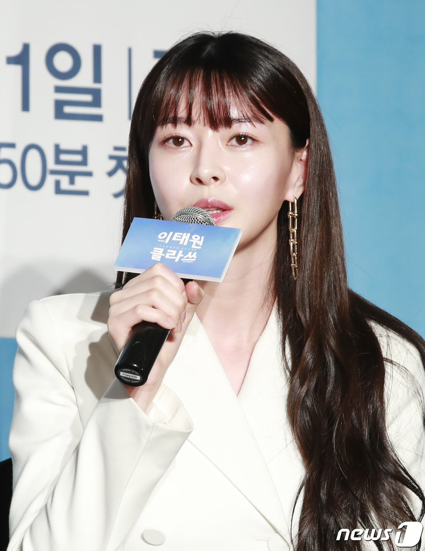 On the afternoon of the 30th, a production presentation of JTBC Itaewon Klath (playplayplay by Jo Kwang-jin/directed by Kim Seong-yoon) was held at the Conrad Seoul Hotel in Yeongdeungpo-gu, Seoul.Actor Park Seo-joon Kim Da-mi Yoo Jae-myung Kwon Nara, Kim Seong-yoon PD and Jo Kwang-jin writer attended the ceremony.Itaewon Clath is a drama based on the next webtoon of the same name. It is a work that depicts the hip rebellion of youths who are united in unreasonable world, stubbornness and guest.The myth of the start-up of those who pursue freedom with their own values ​​will be dynamically unfolded in the small streets of Itaewon, which seems to have compressed the world.Park Seo-joon endured all kinds of hardships and played Park Sae-roi, who opened Sanbam Foa in Itaewon with money for seven years.Kim Da-mi gave up his admission to prestigious universities and played Joe-yool Lee, who is a manager of Danbam, and Kwon Nara is the head of the strategic planning team of Janga and the role of SuA, which regards himself as the most precious and precious.Yoo Jae-myung plays Jang Dae-hee, the chairman of Janga and blocking the front of Park Sae-roi.Kim Seong-yoon PD said, Itaewon Clath is the first drama of the filmmaker Showbox. It seems that there is freshness that the union gives, he said. The writer is also the first author to write the drama, I am the first drama in JTBC, and the first drama to produce the showbox.Showbox is now doing well in the movie Namsans Managers, and I hope that the atmosphere will continue well (to Itaewon Clath).Jo Kwang-jin, who has been writing the original webtoon and the drama drama, talked about the difficulty of the drama writing process.Cho said, It was the opportunity for me to participate that no one had ever written a drama, he said. I thought it was easy to write because I was a cartoonist who was doing all the writing, but I felt it was difficult to write.In the meantime, Cho said, But I met a very good person, he said. I thought it was my master and I got a lot of help.Park Seo-joon said of Itaewon Clath that Drama itself does not have a story that is far from the original because there is a famous original work in so far.It seems that a little more interesting story will be broadcast with the addition of it.Park Seo-joon said, I was attracted to this drama because I felt the charm of Remady in the role to express it. I also took a lot of effort to express such a delicate part.Kim Da-mi said, I read it in three hours as soon as I saw the webtoon, he said. It was so fun and interesting.I felt that the character called Joe-yool Lee was a character I had not seen before, so I thought it would be fun to act, he said. When I met the director, I joined him because he suggested that I could make my own Joe-yol Lee.Kwon Nara talked about the effort she put in while playing SuA in the play.Kwon Nara said, In the original work, there was not much remady of SuA. But Remady is well melted in Drama.I am trying to express the newness of my childhood, the youthful youth, and the inevitable difficulties of my childhood. Yoo Jae-myung said, I think that every time I do a work, I do not think it is a villain, but I act. I always have a reason and a conviction, and I thought that one side of his own curved life history was the present, He said.I think I am not, but I saw a lot of old-fashioned people, said Yoo Jae-myung, who was a top model for the elderly. So I personally was a big top model.I tried to play it naturally, not just imitating it while making special makeup. Yoo Jae-myung explained, I have a lot of skin damage because I am making a special makeup, but I think that when I finish this work, I will get a lot of wrinkles.Jo Kwang-jins confidence in these actors is also high.Its 120%, Cho said, referring to the synchro rate of the original and the actors. From a certain moment, the actors interpret and implement the characters, and they cried.Im so happy, he said.He also made a commitment to ratings.Park Seo-joon said, If the audience rating exceeds double digits, we are running Foa called Sweet Night in the play, so I would like to suggest that we should try it as an event. I hope you have time to actually spend with viewers.If it becomes a double digit, I would like to meet with viewers at Foa. Meanwhile, Itaewon Clath will be broadcasted at 10:50 pm on the 31st.