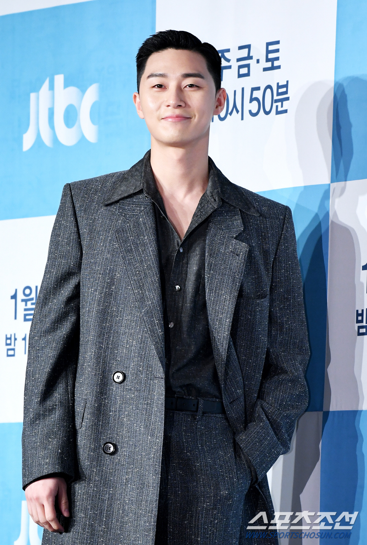 Actor Park Seo-joon revealed his feelings for appearing in Itaewon Class.On the afternoon of the 30th, JTBCs new gilt drama Itaewon Clath (directed by Jo Kwang-jin, directed by Kim Seong-yoon) was presented at the Conrad Hotel in Yeouido, Yeongdeungpo-gu, Seoul.The event was attended by Park Seo-joon, Kim Dae-mi, Yoo Jae-myeong, Kwon Na-ra, Kim Seong-yoon PD, and Jo Kwang-jin.Park Seo-joon said, Drama did not get away from the original because it is so famous.Drama is likely to be broadcast with a lot of more interesting stories added.As you have seen many times in the early days of Drama, I have tried to express such parts delicately because I thought that the original Web tone was very important, and the reason why I was attracted to this drama was so interesting that I felt the charm of expressing the narrative in the role. I think you can enjoy it even if you enjoy it. Itaewon Clath is a drama that moved Web toon Itaewon Clath, which was evaluated as a story of youths living in an absurd world, to the CRT. Park Seo-joon, who was constantly mentioned in the virtual casting stage, joined the characters and raised the expectation of viewers.In particular, Kim Seong-yoon PD, who was recognized for his sensual production through Gurmigreen Moonlight and Discovery of Love, grabbed a megaphone and wrote directly by Jo Kwang-jin, author of Web toon.Here, expectations are gathered as the first drama that the production company Showbox, which showed many movies with both workability and popularity such as Taxi Driver, Assassination and Tunnel, will show.It will be broadcast first at 10:50 p.m. on the 31st.