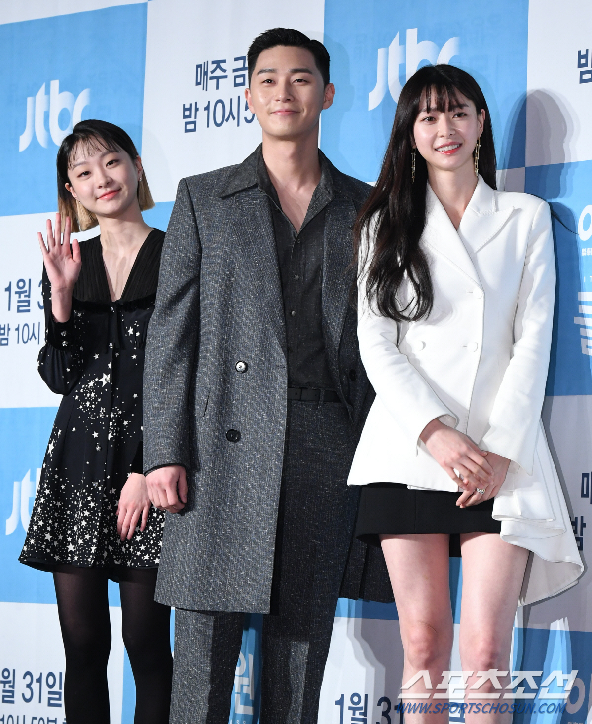 Jo Kwang-jin writer reveals satisfaction with Actor castingOn the afternoon of the 30th, JTBCs new gilt drama Itaewon Clath (directed by Jo Kwang-jin, directed by Kim Seong-yoon) was presented at the Conrad Hotel in Yeouido, Yeongdeungpo-gu, Seoul.The event was attended by Park Seo-joon, Kim Dae-mi, Yoo Jae-myeong, Kwon Na-ra, Kim Seong-yoon PD, and Jo Kwang-jin.Jo Kwang-jin writes about the cast of Actors: Im 120% satisfied.When I wrote God and wrote in the video, I thought I knew the character best when I first wrote it, but from a certain point on, I saw that Actors interpreted and implemented it more intensely than I did, but I cried when I saw it.I thought this was 120%, he said. I am so satisfied, he said. I think Parks synchro rate is the highest.Itaewon Clath is a drama that moved Web toon Itaewon Clath, which was evaluated as a story of youths living in an absurd world, to the CRT. Park Seo-joon, who was constantly mentioned in the virtual casting stage, joined the characters and raised the expectation of viewers.In particular, Kim Seong-yoon PD, who was recognized for his sensual production through Gurmigreen Moonlight and Discovery of Love, grabbed a megaphone and wrote directly by Jo Kwang-jin, author of Web toon.Here, expectations are gathered as the first drama that the production company Showbox, which showed many movies with both workability and popularity such as Taxi Driver, Assassination and Tunnel, will show.It will be broadcast first at 10:50 p.m. on the 31st.