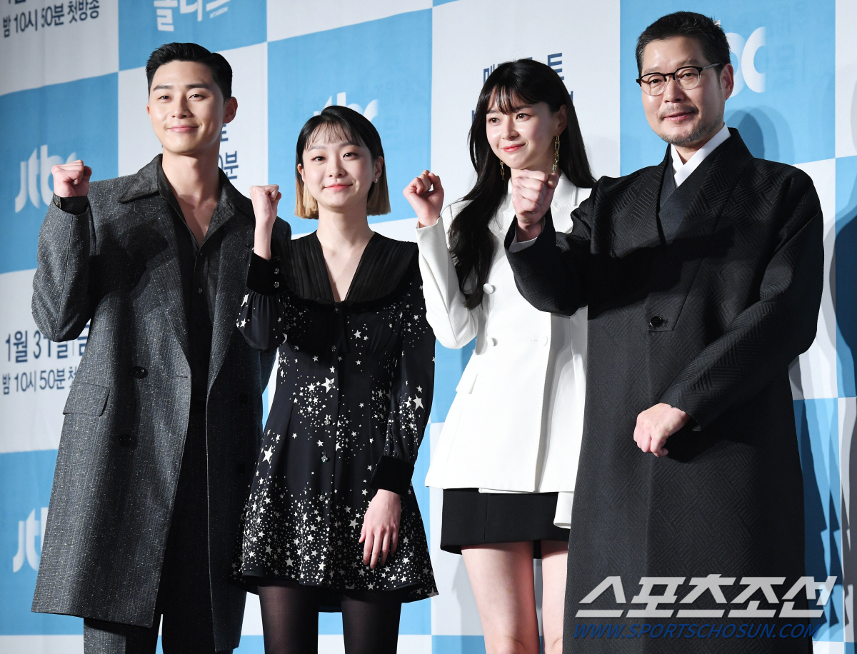 The Itaewon Class, which is 120 percent satisfied by the original author, matches the audiences eye level properly.On the afternoon of the 30th, JTBCs new gilt drama Itaewon Clath (directed by Jo Kwang-jin, directed by Kim Seong-yoon) was presented at the Conrad Hotel in Yeouido, Yeongdeungpo-gu, Seoul.The event was attended by Park Seo-joon, Kim Da-mi, Yoo Jae-myung, Kwon Na-ra, Kim Seong-yoon PD and Jo Kwang-jin.Itaewon Clath is a drama that moved the webtoon Itaewon Clath, which was evaluated as a story of youths living in an absurd world, to the CRT. Park Seo-joon, who was constantly mentioned in the virtual casting stage, joined the characters and raised the expectation of viewers.In particular, Kim Seong-yoon PD, who was recognized for his sensual production through Gurmigreen Moonlight and Discovery of Love, grabbed megaphone and wrote directly by Jo Kwang-jin, the author of Webtoon.Here, expectations are gathered as the first drama that Showbox, a production company that showed many movies with both workability and popularity such as Taxi Driver, Assassination and Tunnel.Park Seo-joon, who plays the main character, Park, said, Drama did not get out of the original because of the famous original Yi Gi.Drama is likely to be broadcast with a lot of more interesting stories added.As you have seen many times in the early days of Drama, there are many appearances of the original webtoon, and the artist also thought that it was important, and the reason why I was attracted to this drama was so interesting that I felt the charm that Remady wanted to express in the role. I think you can enjoy it, he added.Especially, Itaewon Class is expected to be a return of Park Seo-joon. In addition, it shows the toxic strength in youth, so the expectation of viewers is focused.I dont think I liked youths so I did Choices, and I think Im enjoying a lot of my youthful works because of the youth Yi Gi.This work also had a lot of fun with the original work rather than Choices because of the role of youth, and the role of the new Roy was very attractive in the original work, and I was wondering what I would like to express.That didnt mean I wanted to do it, but I think the coach offered me a suggestion that would give me this opportunity.I am trying to do well in this one, and I hope you will have fun. Kim Da-mi, who holds the side of Park Seo-joon firmly, is a well-known actor in the film industry to the extent that he won the 39th Blue Dragon Film Award for Best New Actress, but for the first time in Drama, Top Model: Kim Da-mi said, I first came across it as a webtoon, but it was interesting enough to read it all in three hours.I thought it would be fun to act because I thought it was a character that I did not see the character called Joe-yool Lee.I thought it would be difficult, but I also said that the bishop suggested that I could make my own Seo-yool Lee.Itaewon Class is a work written by Jo Kwang-jin, the author of Webtoon.Jo Kwang-jin said, When I was on the webtoon, I was chased by the weekly deadline, so I supplemented it because there were many regrets in Remady, and there were characters that I wrote only at a cost.There is no such thing as a refinement compared to Webtoon, but I have accumulated the characteristics of the characters in abundance, so there were no refinements while making it a drama.Jo Kwang-jin also said, I just laughed because it was an unexpected proposal when I first gave it to you.It is always attractive that what has moved my mind, that I have the opportunity and the first time to make up for myself, that I have never done it.So I liked my wife, but there were some things I thought easily.I was a cartoonist who did all the writing and painting, but I thought it was easy to write, but at first I felt the difference and was embarrassed.Fortunately, I met the director so well, and I think there are some parts that I think are the master, but I am learning a lot. I think there is no burden because there is a part that I believe now, and I think there are some strengths.Our drama flows into the carrier-centered Remady, and it was me at that time that the person who made the character knew the original character, the original character.So I thought those were the strengths.In the middle of the series, I thought that the public would come to the strength because I had a graph of statistics on where the enthusiastic and enthusiastic part of the drama is good, so I had experience in advance. Kim PD also said, I was worried that I would not be able to get rid of the ambassadors when I hit the ambassadors. I talked to the artist a lot and read a lot of actors.I was worried about what to do with the fluttering ambassador, but when I saw Park Seo-joon on the first round of shooting, I was really fluttering when I looked at the ambassador in the mirror.But Seo Jun did it, and it was too soft. This is an actors ability. The director gave me a one-and-a-half-time presentation.I think I drew a cartoon after watching Drama. The character Roy says it fits well with Park Seo-joon. Im glad the worries have eased.There are ambassadors, and I think it will be fun to watch how to do the process. I asked the artist in the process of adaptation, and it was a fun point that Itaewon was the background.The story of the business that the log line is based on Itaewon in the obvious story Yi Gi was attractive.Among the interesting characters, I thought it would be fun if a foreigner who can not speak English entered, so I put in a part-time job, and the artist made a remady again.It seems to be another fun point to see his Remady Jo Kwang-jin writes about the cast of actors, I am 120% satisfied.When I wrote God and wrote in the video, I thought I knew the character best when I first wrote it, but from a certain point on, I saw the actors interpret and implement it more intensely than I did, but I was not a tearful god.Looking at it, I thought, This is 120%.I am so satisfied, he said. I think the synchro rate of Roy is the highest. He also raised expectations for the webtoon Itaewon Class implemented by Drama.Itaewon Class is the first drama produced by filmmaker Showbox.Kim Seong-yoon PD said: There was a freshness given by the union as well as the Drama that Mr. Park Seo-joon does.Actors act because they want to wear other clothes, and they are wearing character clothes that actors can call Top Model in their characters.In that sense, the artist also has the title of the first drama author, so I have a trembling as the first drama in JTBC.I wonder if Showbox would have been the top model with that feeling, so I think it was the suggestion to me.We are hoping that the director of Namsan is doing well, so we want to be influenced by it.The sum of the actors is the best: especially the breathing of Yoo Jae-myung and Park Seo-joon, who represent the new generation, also maintains 100%.Yoo Jae-myung said, The complex emotions that I feel while watching the age-old confrontation, the appearance of the younger generation, and the appearance of the younger generation, which does not resemble, seem to be seeing my childhood self exist throughout the work and breathe with the Park Seo-joon actor.Even if you do not explain it, Baro shoots after rehearsal, OK, and Baro returns. Park Seo-joon also said, The rehearsal is long, so I breathe perfectly in it. If it is insufficient, I will not have enough acting part.I am following you because you are so good at it. Without Chang, I think he was a person who gave me so much stimulus that I thought the new Roy could be born.I think it is a work that has a lot of synergy in many ways. Itaewon Class has a target audience rating of 10%; Park Seo-joon said: Principles are a burden every time you do a new work, I think you should think about something.I thought it would be good if I came out well and I could express my promises even if I had less, but I hope it would be double digits. 10% would be really great.Of course, I dont think the hard work of actors and directors is expressed by the audience rating, and if thats the case, the wings will run.Our drama is a story of the food industry Yi Gi, so we have a catcher called Sweet Night, so we talked with the bishop about how to try it as an event.I think it would be nice to have a time with viewers in real life. If it is two seats, I would like to have a drink with viewers in the stalls. It will be broadcast first at 10:50 p.m. on the 31st.