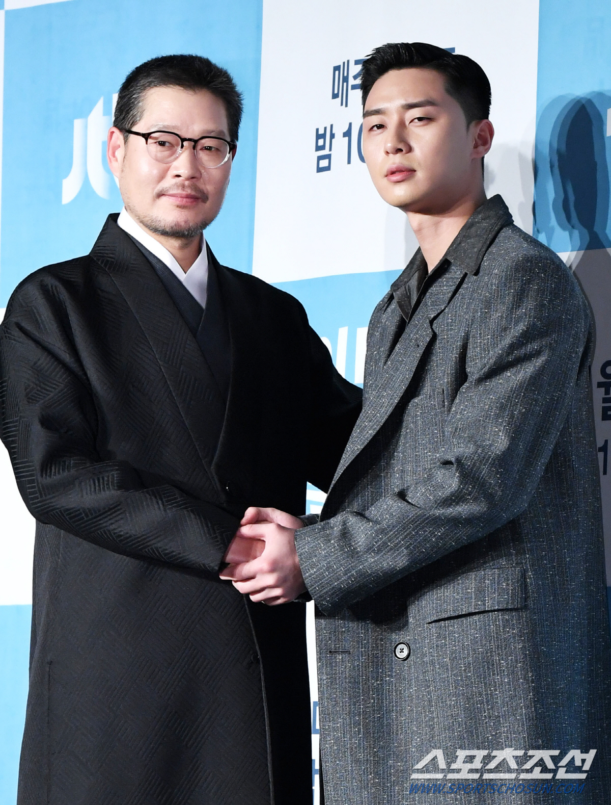 The Itaewon Class, which is 120 percent satisfied by the original author, matches the audiences eye level properly.On the afternoon of the 30th, JTBCs new gilt drama Itaewon Clath (directed by Jo Kwang-jin, directed by Kim Seong-yoon) was presented at the Conrad Hotel in Yeouido, Yeongdeungpo-gu, Seoul.The event was attended by Park Seo-joon, Kim Da-mi, Yoo Jae-myung, Kwon Na-ra, Kim Seong-yoon PD and Jo Kwang-jin.Itaewon Clath is a drama that moved the webtoon Itaewon Clath, which was evaluated as a story of youths living in an absurd world, to the CRT. Park Seo-joon, who was constantly mentioned in the virtual casting stage, joined the characters and raised the expectation of viewers.In particular, Kim Seong-yoon PD, who was recognized for his sensual production through Gurmigreen Moonlight and Discovery of Love, grabbed megaphone and wrote directly by Jo Kwang-jin, the author of Webtoon.Here, expectations are gathered as the first drama that Showbox, a production company that showed many movies with both workability and popularity such as Taxi Driver, Assassination and Tunnel.Park Seo-joon, who plays the main character, Park, said, Drama did not get out of the original because of the famous original Yi Gi.Drama is likely to be broadcast with a lot of more interesting stories added.As you have seen many times in the early days of Drama, there are many appearances of the original webtoon, and the artist also thought that it was important, and the reason why I was attracted to this drama was so interesting that I felt the charm that Remady wanted to express in the role. I think you can enjoy it, he added.Especially, Itaewon Class is expected to be a return of Park Seo-joon. In addition, it shows the toxic strength in youth, so the expectation of viewers is focused.I dont think I liked youths so I did Choices, and I think Im enjoying a lot of my youthful works because of the youth Yi Gi.This work also had a lot of fun with the original work rather than Choices because of the role of youth, and the role of the new Roy was very attractive in the original work, and I was wondering what I would like to express.That didnt mean I wanted to do it, but I think the coach offered me a suggestion that would give me this opportunity.I am trying to do well in this one, and I hope you will have fun. Kim Da-mi, who holds the side of Park Seo-joon firmly, is a well-known actor in the film industry to the extent that he won the 39th Blue Dragon Film Award for Best New Actress, but for the first time in Drama, Top Model: Kim Da-mi said, I first came across it as a webtoon, but it was interesting enough to read it all in three hours.I thought it would be fun to act because I thought it was a character that I did not see the character called Joe-yool Lee.I thought it would be difficult, but I also said that the bishop suggested that I could make my own Seo-yool Lee.Itaewon Class is a work written by Jo Kwang-jin, the author of Webtoon.Jo Kwang-jin said, When I was on the webtoon, I was chased by the weekly deadline, so I supplemented it because there were many regrets in Remady, and there were characters that I wrote only at a cost.There is no such thing as a refinement compared to Webtoon, but I have accumulated the characteristics of the characters in abundance, so there were no refinements while making it a drama.Jo Kwang-jin also said, I just laughed because it was an unexpected proposal when I first gave it to you.It is always attractive that what has moved my mind, that I have the opportunity and the first time to make up for myself, that I have never done it.So I liked my wife, but there were some things I thought easily.I was a cartoonist who did all the writing and painting, but I thought it was easy to write, but at first I felt the difference and was embarrassed.Fortunately, I met the director so well, and I think there are some parts that I think are the master, but I am learning a lot. I think there is no burden because there is a part that I believe now, and I think there are some strengths.Our drama flows into the carrier-centered Remady, and it was me at that time that the person who made the character knew the original character, the original character.So I thought those were the strengths.In the middle of the series, I thought that the public would come to the strength because I had a graph of statistics on where the enthusiastic and enthusiastic part of the drama is good, so I had experience in advance. Kim PD also said, I was worried that I would not be able to get rid of the ambassadors when I hit the ambassadors. I talked to the artist a lot and read a lot of actors.I was worried about what to do with the fluttering ambassador, but when I saw Park Seo-joon on the first round of shooting, I was really fluttering when I looked at the ambassador in the mirror.But Seo Jun did it, and it was too soft. This is an actors ability. The director gave me a one-and-a-half-time presentation.I think I drew a cartoon after watching Drama. The character Roy says it fits well with Park Seo-joon. Im glad the worries have eased.There are ambassadors, and I think it will be fun to watch how to do the process. I asked the artist in the process of adaptation, and it was a fun point that Itaewon was the background.The story of the business that the log line is based on Itaewon in the obvious story Yi Gi was attractive.Among the interesting characters, I thought it would be fun if a foreigner who can not speak English entered, so I put in a part-time job, and the artist made a remady again.It seems to be another fun point to see his Remady Jo Kwang-jin writes about the cast of actors, I am 120% satisfied.When I wrote God and wrote in the video, I thought I knew the character best when I first wrote it, but from a certain point on, I saw the actors interpret and implement it more intensely than I did, but I was not a tearful god.Looking at it, I thought, This is 120%.I am so satisfied, he said. I think the synchro rate of Roy is the highest. He also raised expectations for the webtoon Itaewon Class implemented by Drama.Itaewon Class is the first drama produced by filmmaker Showbox.Kim Seong-yoon PD said: There was a freshness given by the union as well as the Drama that Mr. Park Seo-joon does.Actors act because they want to wear other clothes, and they are wearing character clothes that actors can call Top Model in their characters.In that sense, the artist also has the title of the first drama author, so I have a trembling as the first drama in JTBC.I wonder if Showbox would have been the top model with that feeling, so I think it was the suggestion to me.We are hoping that the director of Namsan is doing well, so we want to be influenced by it.The sum of the actors is the best: especially the breathing of Yoo Jae-myung and Park Seo-joon, who represent the new generation, also maintains 100%.Yoo Jae-myung said, The complex emotions that I feel while watching the age-old confrontation, the appearance of the younger generation, and the appearance of the younger generation, which does not resemble, seem to be seeing my childhood self exist throughout the work and breathe with the Park Seo-joon actor.Even if you do not explain it, Baro shoots after rehearsal, OK, and Baro returns. Park Seo-joon also said, The rehearsal is long, so I breathe perfectly in it. If it is insufficient, I will not have enough acting part.I am following you because you are so good at it. Without Chang, I think he was a person who gave me so much stimulus that I thought the new Roy could be born.I think it is a work that has a lot of synergy in many ways. Itaewon Class has a target audience rating of 10%; Park Seo-joon said: Principles are a burden every time you do a new work, I think you should think about something.I thought it would be good if I came out well and I could express my promises even if I had less, but I hope it would be double digits. 10% would be really great.Of course, I dont think the hard work of actors and directors is expressed by the audience rating, and if thats the case, the wings will run.Our drama is a story of the food industry Yi Gi, so we have a catcher called Sweet Night, so we talked with the bishop about how to try it as an event.I think it would be nice to have a time with viewers in real life. If it is two seats, I would like to have a drink with viewers in the stalls. It will be broadcast first at 10:50 p.m. on the 31st.