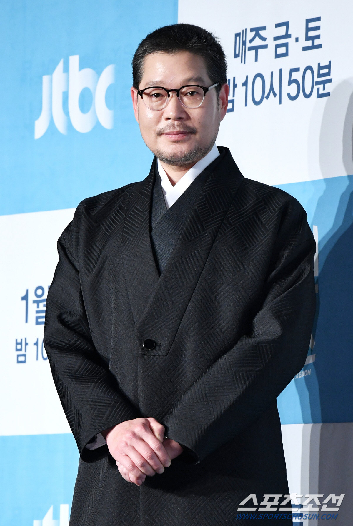 The Itaewon Class, which is 120 percent satisfied by the original author, matches the audiences eye level properly.On the afternoon of the 30th, JTBCs new gilt drama Itaewon Clath (directed by Jo Kwang-jin, directed by Kim Seong-yoon) was presented at the Conrad Hotel in Yeouido, Yeongdeungpo-gu, Seoul.The event was attended by Park Seo-joon, Kim Da-mi, Yoo Jae-myung, Kwon Na-ra, Kim Seong-yoon PD and Jo Kwang-jin.Itaewon Clath is a drama that moved the webtoon Itaewon Clath, which was evaluated as a story of youths living in an absurd world, to the CRT. Park Seo-joon, who was constantly mentioned in the virtual casting stage, joined the characters and raised the expectation of viewers.In particular, Kim Seong-yoon PD, who was recognized for his sensual production through Gurmigreen Moonlight and Discovery of Love, grabbed megaphone and wrote directly by Jo Kwang-jin, the author of Webtoon.Here, expectations are gathered as the first drama that Showbox, a production company that showed many movies with both workability and popularity such as Taxi Driver, Assassination and Tunnel.Park Seo-joon, who plays the main character, Park, said, Drama did not get out of the original because of the famous original Yi Gi.Drama is likely to be broadcast with a lot of more interesting stories added.As you have seen many times in the early days of Drama, there are many appearances of the original webtoon, and the artist also thought that it was important, and the reason why I was attracted to this drama was so interesting that I felt the charm that Remady wanted to express in the role. I think you can enjoy it, he added.Especially, Itaewon Class is expected to be a return of Park Seo-joon. In addition, it shows the toxic strength in youth, so the expectation of viewers is focused.I dont think I liked youths so I did Choices, and I think Im enjoying a lot of my youthful works because of the youth Yi Gi.This work also had a lot of fun with the original work rather than Choices because of the role of youth, and the role of the new Roy was very attractive in the original work, and I was wondering what I would like to express.That didnt mean I wanted to do it, but I think the coach offered me a suggestion that would give me this opportunity.I am trying to do well in this one, and I hope you will have fun. Kim Da-mi, who holds the side of Park Seo-joon firmly, is a well-known actor in the film industry to the extent that he won the 39th Blue Dragon Film Award for Best New Actress, but for the first time in Drama, Top Model: Kim Da-mi said, I first came across it as a webtoon, but it was interesting enough to read it all in three hours.I thought it would be fun to act because I thought it was a character that I did not see the character called Joe-yool Lee.I thought it would be difficult, but I also said that the bishop suggested that I could make my own Seo-yool Lee.Itaewon Class is a work written by Jo Kwang-jin, the author of Webtoon.Jo Kwang-jin said, When I was on the webtoon, I was chased by the weekly deadline, so I supplemented it because there were many regrets in Remady, and there were characters that I wrote only at a cost.There is no such thing as a refinement compared to Webtoon, but I have accumulated the characteristics of the characters in abundance, so there were no refinements while making it a drama.Jo Kwang-jin also said, I just laughed because it was an unexpected proposal when I first gave it to you.It is always attractive that what has moved my mind, that I have the opportunity and the first time to make up for myself, that I have never done it.So I liked my wife, but there were some things I thought easily.I was a cartoonist who did all the writing and painting, but I thought it was easy to write, but at first I felt the difference and was embarrassed.Fortunately, I met the director so well, and I think there are some parts that I think are the master, but I am learning a lot. I think there is no burden because there is a part that I believe now, and I think there are some strengths.Our drama flows into the carrier-centered Remady, and it was me at that time that the person who made the character knew the original character, the original character.So I thought those were the strengths.In the middle of the series, I thought that the public would come to the strength because I had a graph of statistics on where the enthusiastic and enthusiastic part of the drama is good, so I had experience in advance. Kim PD also said, I was worried that I would not be able to get rid of the ambassadors when I hit the ambassadors. I talked to the artist a lot and read a lot of actors.I was worried about what to do with the fluttering ambassador, but when I saw Park Seo-joon on the first round of shooting, I was really fluttering when I looked at the ambassador in the mirror.But Seo Jun did it, and it was too soft. This is an actors ability. The director gave me a one-and-a-half-time presentation.I think I drew a cartoon after watching Drama. The character Roy says it fits well with Park Seo-joon. Im glad the worries have eased.There are ambassadors, and I think it will be fun to watch how to do the process. I asked the artist in the process of adaptation, and it was a fun point that Itaewon was the background.The story of the business that the log line is based on Itaewon in the obvious story Yi Gi was attractive.Among the interesting characters, I thought it would be fun if a foreigner who can not speak English entered, so I put in a part-time job, and the artist made a remady again.It seems to be another fun point to see his Remady Jo Kwang-jin writes about the cast of actors, I am 120% satisfied.When I wrote God and wrote in the video, I thought I knew the character best when I first wrote it, but from a certain point on, I saw the actors interpret and implement it more intensely than I did, but I was not a tearful god.Looking at it, I thought, This is 120%.I am so satisfied, he said. I think the synchro rate of Roy is the highest. He also raised expectations for the webtoon Itaewon Class implemented by Drama.Itaewon Class is the first drama produced by filmmaker Showbox.Kim Seong-yoon PD said: There was a freshness given by the union as well as the Drama that Mr. Park Seo-joon does.Actors act because they want to wear other clothes, and they are wearing character clothes that actors can call Top Model in their characters.In that sense, the artist also has the title of the first drama author, so I have a trembling as the first drama in JTBC.I wonder if Showbox would have been the top model with that feeling, so I think it was the suggestion to me.We are hoping that the director of Namsan is doing well, so we want to be influenced by it.The sum of the actors is the best: especially the breathing of Yoo Jae-myung and Park Seo-joon, who represent the new generation, also maintains 100%.Yoo Jae-myung said, The complex emotions that I feel while watching the age-old confrontation, the appearance of the younger generation, and the appearance of the younger generation, which does not resemble, seem to be seeing my childhood self exist throughout the work and breathe with the Park Seo-joon actor.Even if you do not explain it, Baro shoots after rehearsal, OK, and Baro returns. Park Seo-joon also said, The rehearsal is long, so I breathe perfectly in it. If it is insufficient, I will not have enough acting part.I am following you because you are so good at it. Without Chang, I think he was a person who gave me so much stimulus that I thought the new Roy could be born.I think it is a work that has a lot of synergy in many ways. Itaewon Class has a target audience rating of 10%; Park Seo-joon said: Principles are a burden every time you do a new work, I think you should think about something.I thought it would be good if I came out well and I could express my promises even if I had less, but I hope it would be double digits. 10% would be really great.Of course, I dont think the hard work of actors and directors is expressed by the audience rating, and if thats the case, the wings will run.Our drama is a story of the food industry Yi Gi, so we have a catcher called Sweet Night, so we talked with the bishop about how to try it as an event.I think it would be nice to have a time with viewers in real life. If it is two seats, I would like to have a drink with viewers in the stalls. It will be broadcast first at 10:50 p.m. on the 31st.