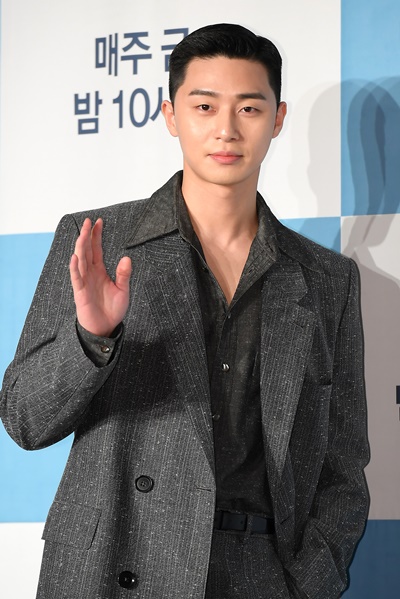 Actor Park Seo-joon mentioned his impressions and attitudes toward the drama Itaewon Clath.On the afternoon of the 30th, JTBCs new monthly drama Itaewon Clath (director Kim Seong-yoon, playwright Jo Kwang-jin) production presentation was held at Conrad Hotel in Yeouido-dong, Yeongdeungpo-gu, Seoul.On this day, Actor Park Seo-joon, Kim Dae-mi, Yoo Jae-myeong, Kwon Na-ra, Kim Seong-yoon PD, and Jo Kwang-jin attended the meeting.Park Seo-joon said, I think I enjoy a work that expresses (youth) because I am a youth now, Park Seo-joon said, because of the original work and the character rather than Choices because it is a role that represents youth.I was wondering if I could express such an attractive character. I made a thank-you offer and met with the cast. Im trying to do well.In addition, Park Seo-joon reveals his feelings of wearing uniform in the play, I do not have a unique feeling (given by uniform).I have to act on the process of growing from high school to adult, so I have looked back on my growing period. It is also true that I was awkward to wear uniforms in Drama, but now I think that my face is the second grade of junior high school, so I thought it was okay to play a high school student.Itaewon Clath based on the next Web toon of the same name is a work that depicts the rebellion of youth in an unreasonable world, stubbornness and persuasion.Itaewon, which seems to have compressed the world, will unfold their entrepreneurial myths that pursue freedom with their own values ​​in a small street.In this drama, Park Seo-joon played the role of Park Sae-ro, a straight-line young man who was in charge of receiving Itaewon Class a conviction.Itaewon Clath will be broadcasted at 10:50 pm on the 31st.