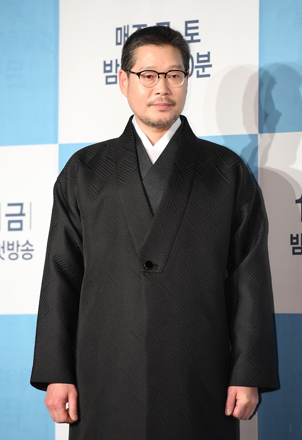I have been crying a few times while reading the drama Itaewon Klath, a symbolic and hot piece that contains stories of love from generations to youth. (Actor Yoo Jae-myung)On the afternoon of the 30th, JTBCs new monthly drama Itaewon Klath (directed by Kim Seong-yoon, playwright Jo Kwang-jin) was presented at the Conrad Hotel in Yeouido-dong, Yeongdeungpo-gu, Seoul.On this day, Actor Park Seo-joon, Kim Da-mi, Yoo Jae-myung, Kwon Nara, Kim Seong-yoon PD, and Jo Kwang-jin attended the meeting.Itaewon Clath, which is the original work of the next webtoon of the same name, is a work that depicts the rebellion of youth in an unreasonable world, stubbornness and persuasion.Itaewon, which seems to have compressed the world, will unfold their entrepreneurial myths that pursue freedom with their own values ​​in a small street.Kim Seong-yoon PD, who made Gurmigreen Moonlight and Discovery of Love, directed the script and written by the original worker Jo Kwang-jin.The original worker writes the drama script directly and attracts attention.In response, Jo Kwang-jin writes, In this drama, I see a character-oriented Remady, and I thought that the person who knows the character best is me, an original work.In addition, during the series of Webtoons, the public was able to understand what part of this comic is good by commenting and statistics.Especially, it is the first drama produced by the distributor showbox that has shown movies such as Taxi Driver, Assassination and Tunnel. Two actors, Park Seo-joon, Kim Da-mi and Chungmuro ​​,Park Seo-joon said, I think I enjoy the work that expresses (the time) because I am a youth now, he said, because of the original work and characters rather than Choices because it is a role that represents youth.I was wondering if I would express such an attractive character. I made a thank-you offer and met with the cast.Ive been working a lot to delicately express the remady of the original work, he said.Kim Da-mi, who said, I first encountered an original work webtoon, said, I saw the original work in three hours.I was so immersed and Remady was interesting. The character was also attractive. Kim Da-mi said, In the case of Joy, it was a character that I did not see in my previous work.I thought there would be difficulties, but I was the top model because the director suggested that I could make my own character. Yoo Jae-myung said, I did not think it was a villain, but I came to the work. On the surface, I thought that there was a reason and conviction even if I was evil and tough.I tried to dissolve the evil relationship with a young man named Roy in such a curved life history. Personally, it was Top Model to play the elderly. I tried to express the appearance of the chairman of the original work.In fact, my skin was very bad because I was doing special makeup. Kwon Nara, the first love of Park Seo-joon and the role of business rival Osua, said: There was no Remady of Osua in the original work, but it is well melted in the drama.I tried to express from the youthful youth to the appearance that I had to change because of the hardship of reality. I was helped by the production team and my colleagues. Kim Seo-young PD said, Park Seo-joon and Itaewon Claths Roy were well suited to think that I might have painted a cartoon after watching the drama. I was worried that I would not be able to get rid of it when I made a famous ambassador in the webtoon.Jo Kwang-jin also said, The synchro rate is 120%, and at some point, Actors are much better at interpreting characters than I am.Park Seo-joon said, I think I can enjoy it without having to contact Webtoon.I am confident that I will show the images and performances that are not as expected of original work fans. Kwon Nara emphasized, The fact that characters live and breathe each by one will be differentiated from other dramas. Itaewon Clath will be broadcasted at 10:50 pm on the 31st.