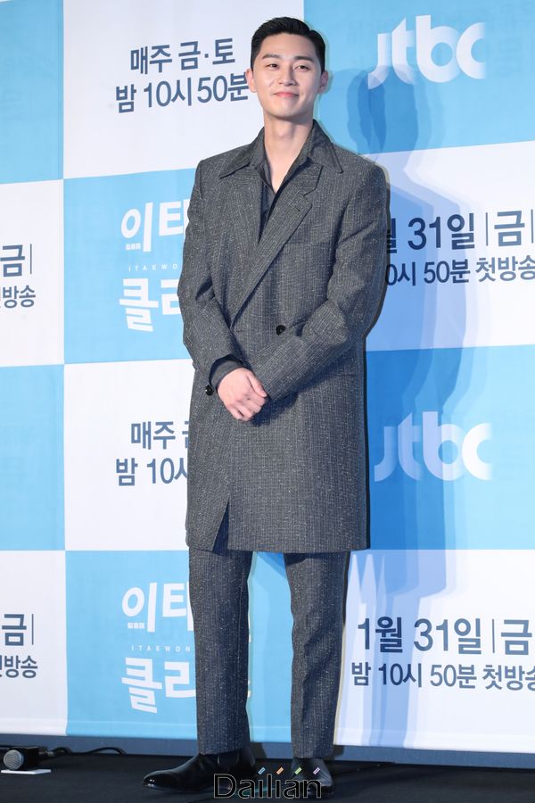 Park Seo-joon poses at the JTBC new gilt drama Itaewon Clath production presentation held at Conrad Hotel in Yeouido, Seoul on the afternoon of the 30th.