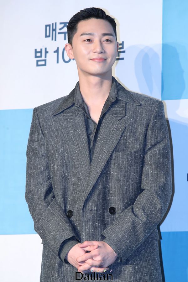 Park Seo-joon poses at the JTBC new gilt drama Itaewon Clath production presentation held at Conrad Hotel in Yeouido, Seoul on the afternoon of the 30th.