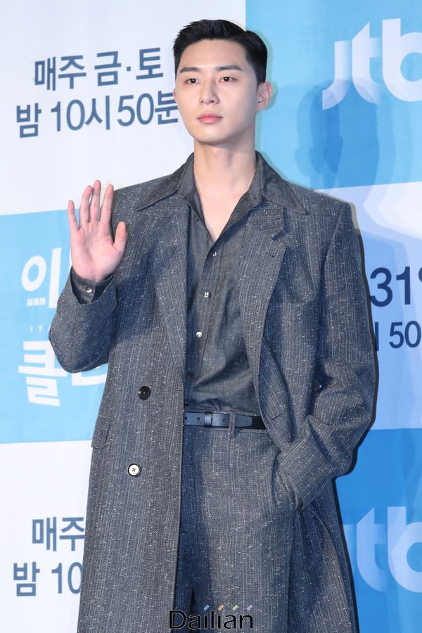 Park Seo-joon poses at the JTBC new gilt drama Itaewon Clath production presentation held at Conrad Hotel in Yeouido, Seoul on the afternoon of the 30th.