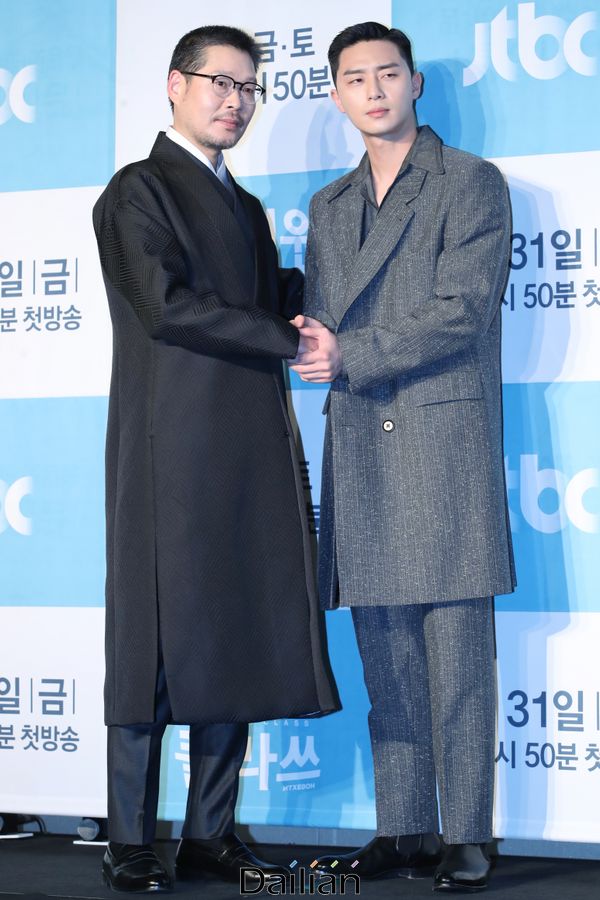 Yoo Jae-myung and Park Seo-joon are posing at the JTBC new gilt drama Itaewon Clath production presentation held at Conrad Hotel in Yeouido, Seoul on the afternoon of the 30th.