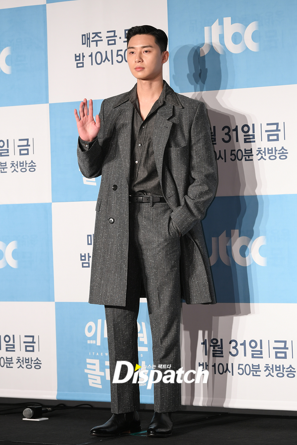 JTBC gilt drama Itaewon Clath production presentation was held at the Conrad Seoul Hotel in Seoul Yeouido on the afternoon of the 30th.Park Seo-joon showed off his hip fashion with a suit of Greyton.On the other hand, Itaewon Clath based on the same name webtoon depicted the hip rebellion of youths who were united in an unreasonable world, stubbornness and passenger.It is a work that contains their entrepreneurial myths that pursue freedom with their own values ​​in Itaewon, which seems to have compressed the world.itaewon fashionItaewon chewing and swallowing hip