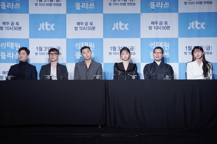 The drama that inspires the value of our freedom, consciousness, and generation communication to us who compromise on reality soon appears in the name of Itaewon Clath.On the 30th, JTBCs new drama Itaewon Clath production presentation was held at Conrad Seoul Park Bloom in Yeouido, Seoul.The narrative and the activities of the attractive actors through the joining of the original author JTBC Itaewon KlathJTBC Itaewon Clath is a drama based on the next webtoon of the same name serialized in 2016. It contains the founding myth of young people who are looking for their freedom in the unreasonable world among the confrontation between the new catcher Sanbam and the large food company Janga in the geographical background of Itaewon.In particular, based on the collaboration between the original author Cho Kwang-jin and director Kim Sung-yoon of Gurmigreen Moonlight, the combination of characters, such as Park Seo-joon, who predicted the transformation of a new character, and Kim Dae-mi, a new artist of unique charm, The vitality of the pole is expected.In addition, it is expected to provide a drama that provides modern people who live in compromise with the perspectives and perspectives of others through the change of characters, the resolution of the conflict structure, and the change of characters who keep their consciousness while experiencing various hardships with the successors of large corporations.Cho Kwang-jin said, At the time of the original work, I was disappointed in the epic expression of each character because I was driven by the weekly closing.I tried to make up for this and to save the image of the characters consumed in the original work in three dimensions. Park Seo-joon said, Since it is a famous original, it will be broadcast in a more added form without getting out of the original work.Park Seo-joon, Kim Dae-mi, Yoo Jae-myeong, Kwon Nara,As mentioned earlier, JTBC Itaewon Clath is expected to lead dramatic fun with the dramatic combination of four leading actors and the hot performances of various believers.First of all, Park Seo-joon plays as the president of Pocha Sanbam.Park Sae-roi Character is a person who has a history of dropping high school and attempting to kill with an unfair story. He will open a potter Dawn Night in Itaewon where his first love Sua (Kwon Nara) lives with money collected after seven years of hardship.Park Seo-joon said, I am enjoying myself in a work that depicts youth because I am a youth now, rather than deliberately choosing youthful works.Itaewon Clath is a new role in the original work, and as soon as I thought about what to express myself, I was able to appear because the director suggested it. Kim Dae-mi plays the role of Joy Seo, a manager of Sweet Night, a versatile charm.Joy is a person who has become a talent in various fields in his mothers unique education, and is fascinated by Park Seo-joon, who has lived a hard life, and helps him in various ways to capture his heart.Kim said, It was fun enough for the original to read in three hours.I was with the director because he told me that he would be able to make my own joy book in a situation where he felt charm as a character that had never been seen before. Yoo Jae-myeong appears as Jang Dae-hee, chairman of the Janga opponent of Pocha Sanbam.Jang Dae-hee Character is a person who started at the bottom of the turbulent era and has achieved the present Jangga, and is uncomfortable with the conviction of Park Seo-joon, the son of Park Sung-yeol, a loyalist, and is a opponent who prevents his future from variously.Yoo Jae-myeong said, I do not think it is a villain to prepare for each work.Itaewon Clath Jang Dae-hee is a villain, but he has a reason, a conviction, and a life history with a bent. He made various efforts such as eye treatment and trembling to express him delicately. Kwon Nara plays Osua, the head of strategic planning team for Janga.Osua Character is a person who has lived with a closed mind with his childhood nursery life. He is a person who is confused in his life while supporting the new one while climbing to the present position with the support of Janga.Kwon Nara said, I was careful to delicately describe the epic part of Osua that was not in the original work.I tried to express the youthful youth that I had to change realistically with my new childhood. In addition, various actors unions such as Kim Dong-hee (played by Jang Geun-soo), Ahn An-hyun (played by Jang Geun-won), Kim Hye-eun (played by Kang Min-jeok), Ryu Kyung-soo of Choi Seung-kwon who will clean up his former gang life and draw a new life, and Lee Joo-young of Danchum chef Ma Hyun-yi, Im going to add.Cho Kwang-jin said, I am satisfied with 120% of the characters who have survived by the power of all actors including the main actors.As I think as an original author, I am more satisfied that the actors have been more intensely worried about the role. Itaewon Clath director Kim Sung-yoon Character fun and everyday catharsis feel the workIn short, JTBC gilt drama Itaewon Clath seems to be meaningful as a work that conveys the new message of youth romance and generation communication based on the simple proposition of youthful revenge drama along with the fun of the original work of webtoon.Park Seo-joon said: This is the second time that Ive ever done a work that is a Webtoon original, maybe not a promising cast among webtoon enthusiasts.However, when it is implemented as a video, you will be able to see how the charm is getting higher.  I think you can enjoy it without difficulty even if you do not see the webtoon first.Id like to ask you to watch a lot of things, he said.Kim Dae-mi said, It is fun and fun to be with everyone who met in the drama Itaewon Class.If you pay attention to the attractiveness of the growing characters, the drama will be more fun. Yoo Jae-myeong said, The drama itself is so attractive that I read the script and told my fellow actors, writers and directors that it is good.Itaewon Clath will be a drama that encompasses generation communication and love of youth.Kwon Nara said, I am happily playing in good breathing with the director and the writer and each actor.I would like to ask for a lot of love in Itaewon Clath, which will come with the charm that the characters breathe one by one. Cho Kwang-jin said, In the proposal I did not think about, I had the opportunity to supplement the lack of the original work and the excitement about what I have never done.Itaewon Class will become more and more fun as the narrative of each actor accumulates as the progress of the round.Kim Sung-yoon said, I would like you to be interested in the story of revenge and youth growth along with the fun of watching the character, and the catharsis of words that I usually wanted to do but can not do.Meanwhile, JTBCs new gilt drama Itaewon Clath will be broadcast every Friday and Saturday at 10:50 pm after the first broadcast on the 31st.