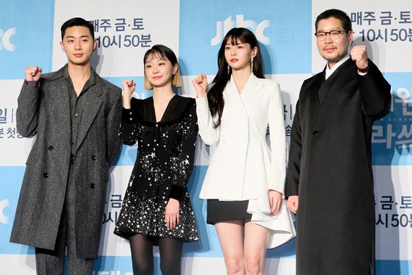 Itaewon Klath seeks Anbang as a hip youth rebellion, led by Park Seo-joon and Kim Da-mi.On the afternoon of the 30th, JTBCs new gilt drama Itaewon Klath production presentation was held at Conrad Hotel in Yeouido-dong, Yeongdeungpo-gu, Seoul.Actor Park Seo-joon, Kim Da-mi, Yoo Jae-myung, Kwon Nara, Kim Seong-yoon and Jo Kwang-jin were present.Itaewon Clath, which is an original work of the popular webtoon of the same name, is a work that depicts the hip rebellion of youths who pursue freedom with their own values ​​in the small streets of Itaewon, which seems to have compressed the world.Im prepared to tell you a funny story, just as I always do, but Im nervous about how youll look at it, said Kim Seong-yoon, director of the team.Jo Kwang-jin, who wrote the drama script as a writer of the original work webtoon, said, There were many regrets in Remady when doing original work.This time, I was able to supplement that part. I also focused on detailing and three-dimensionally drawing the characters. Park Seo-joon plays Park Sae-ro, who has been suffering from seven years of hardships against the free atmosphere of Itaewon where First Love SuA lives after losing everything to a middle school graduate, and has made a Foa there with money he earned.Park Seo-joon, who has often appeared in roles that represent youth such as Youth Police and Ssammy Way, answered that he did not mean to do youthful water.I think I am enjoying a lot of youth in terms of expressing youth, he said. I also enjoyed original work rather than Choices because this work is a character representing youth, and I was curious about what I would like to express when the role of new is very attractive in original work.Thankfully, I think I was able to meet this opportunity by offering it first. Choices standards were not youth.I am trying to do well in the past, he added.Kim Da-mi plays the role of IQ 162s versatile genius Sosiopath and influenza Joyser, and is in close contact with Park Seo-joon as manager of Foa.2018Kim Da-mi, who won the 39th Blue Dragon Film Award for Best New Actress for the movie witch and emerged as a Chungmuro blue chip, will go to the first home room Theater Top Model through Itaewon Clath.I saw it first on Webtoon, but I saw it all in three hours, and it was as interesting as that and this character was not seen, so it would be fun to play it.Of course, it seems to be a lot of difficulties, but I became a Top Model because the director suggested that I could make my own joyser. Kwon Nara is divided into SuA, who became a career woman who grew up under the auspices of First Love by Park Sae-roi and his enemy, Jangga.Kwon Nara said, There was no Remady of SuA in the original work about SuA characters that cross the hate and realistic characters.The drama is well-melted with the Remady of SuA, and I tried to express the reality that had to change realistically as I grew up with the Remady of my childhood, he said.Kwon Nara, who left Fantasy O, who had been in the company since his debut in June, and nested in the A-man project to which Actor Lee Jong-suk belongs, said, What advice did you get from Lee Jong-suk? He said, Many managers, chiefs and staffs are helping not only your seniors at the company.In addition, I think were getting more help from seniors, fellow actors, coaches, and staff members who shoot together, he added.Park Seo-joon, Kim Da-mi and Kwon Nara will draw an intense triangle in Itaewon Clath.Park Seo-joon said, I was also nervous and excited because of the friends I met for the first time in this work.I know a lot of directors style, but I do a lot of reading.  Such things were done in the field.I cant breathe well with ten copies of the film done now, he said. I think my breathing was so good, and I think Ive been doing well from the beginning.Kim Da-mi said, I first met through this drama, but the scene is so fun and fun, and it is so good to act together, so breathing seems good.Were all working hard together, he said.Kwon Nara also said, It seemed to me that I could talk freely on the spot.I think it was a little more fun and comfortable to shoot because I saw my peer friends, so I got a lot of help. Yoo Jae-myung started with the paving carriage of Jongno-guldari in the turbulent era and played the role of Jang Dae-hee, chairman of the JangaYoo Jae-myung played the role of a 70-year-old man in this work and made a top model in the makeup.I think he looks around at me a lot, but not personally, so personally, it was a big top model to work.I think it will be wrinkled after I finish this work naturally because Im doing a special makeup.Park Seo-joon carefully asked about the audience rating of Itaewon Klath ahead of the first broadcast on the 31st. I hope it will be double digits once.Of course, I dont think our efforts are expressed in the ratings, even if they dont, and if thats enough, I think well have wings on it, he said.If you achieve 10%, I will try to have time to have a drink together by running Foa like Sanbam and making time with viewers. In addition, Park Seo-joon commented on the early observation point of Itaewon Clath, I do not think that the famous work will be much out of the original work because of the original work Yi Gi.Its likely to air a little bit on the original work, with a result similar to the original work at the beginning.The reason I was attracted to this drama was because I thought it was fun enough to feel the charm of expressing the role of Remady.I had taken a shot to express that part delicately. I am thinking that you will not be able to see the webtoon and have enough fun even if you watch the drama. On the other hand, Itaewon Clath will be broadcasted at 10:50 pm on the 31st.