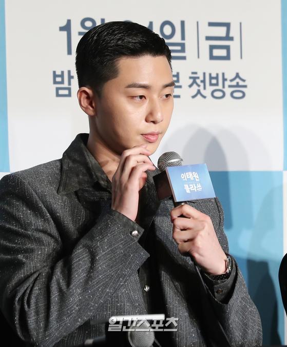 Itaewon Klath (director Kim Sung-yoon) is a work that depicts the Hip Rebellion of youths who are united in an unreasonable world, stubbornness and passengerhood. Park Seo-joon, Kim Dae-mi, Yoo Jae-myung, and Kwon Na-ra are performing.First broadcast on the 31st.Park Seo-joon uniform wears old Memory Saarok newroku