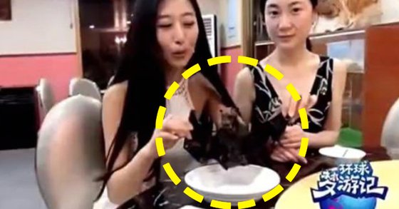 박쥐를 먹는 영상을 올려 뭇매를 맞은 중국 블로거 [왕멍원 웨이보 동영상 캡처]