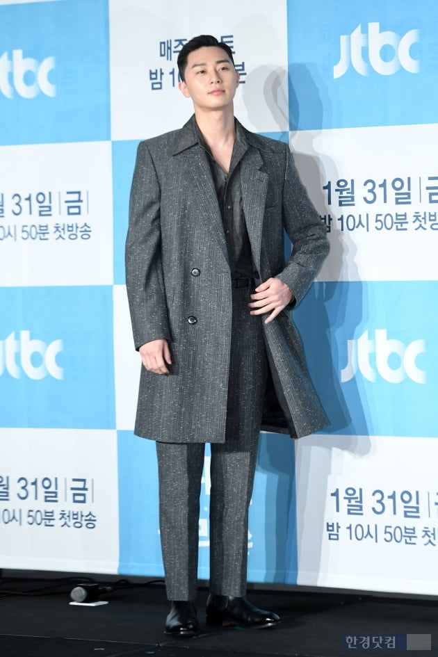Actor Park Seo-joon poses at the JTBC gilt Drama Itaewon Clath (playplayplay Gwangjin, director Kim Sung-yoon and Kang Min-gu) production presentation held at the Conrad Hotel in Yeouido-dong, Seoul on the afternoon of the 30th.Itaewon Clath, starring Park Seo-joon, Kim Dae-mi, Yoo Jae-myeong and Kwon Na-ra, is based on the next Web toon of the same name, and is scheduled to be broadcasted on the 31st of this year as a work depicting the rebellion of youths who are united by stubbornness and passengerism in an unreasonable world.