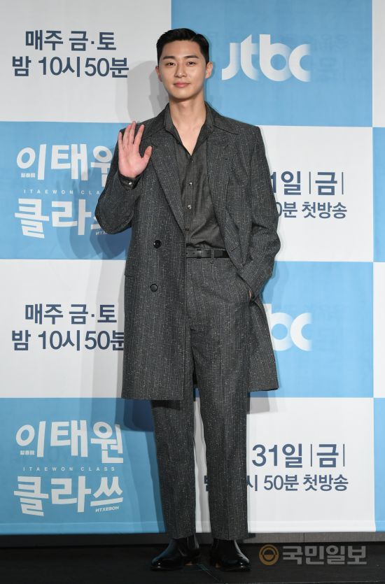 Actor Park Seo-joon is showing a wonderful appearance at the JTBC New Golden Jackson Itaewon Clath production presentation held at the Conrad Hotel in Yeouido, Yeongdeungpo-gu, Seoul on the afternoon of the 30th.JTBCs new Golden Stone is a work of the hip rebellion of youths who are united in an unreasonable world, stubbornness and arrogance, and will dynamically unfold their founding myths that pursue freedom with their own values ​​in the small streets of Itaewon, which seem to have compressed the world.His hot counterattack toward Park Sae-roi, a hot-blooded young man who opened the door of the new catcher Sanbam at Itaewon, who entered the company with undying anger, and Jangga, the big hand of the Korean food service industry, will give a thrilling and thrilling thrill, and will be broadcast first at 10:50 pm on Friday, January 31.bong-gyu bak