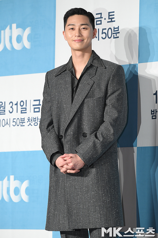 Actor Park Seo-joon poses at the jtbc drama Itaewon Klath production presentation held at the Yeouido-dong Conrad Hotel in Seoul Youngdeungpo District on the afternoon of the 30th.