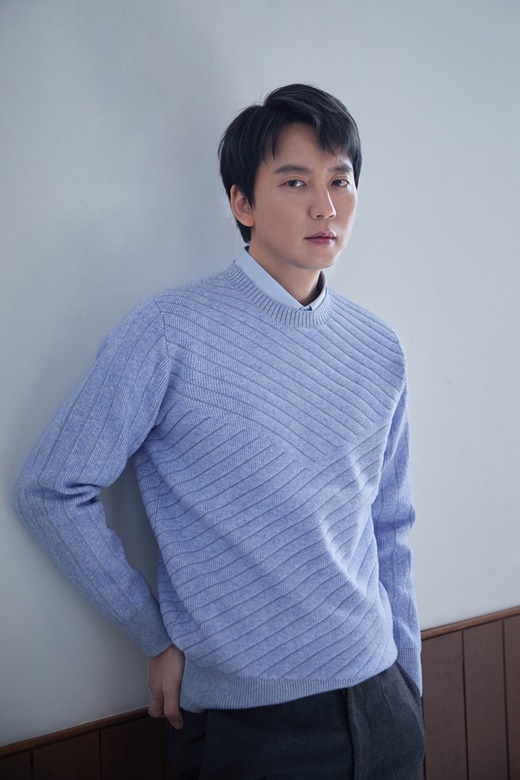 Actor Kim Nam-gil has revealed about Jung Woo-sungs production Guardian.Kim Nam-gil conducted an interview at a cafe in Sogye-dong, Jongno-gu, Seoul on the morning of the 30th.On February 5, I met with reporters before the release of the movie Closette.Kim Nam-gil said, I will appear in Jung Woo-sungs production Guardian, he said.I thought it was fresh and I wanted to participate together because it was a character I wanted to show as an actor. He said, I want to do a lot of drama and movies, and I want to do it because I do acting and everything I do. I want to approach many works for that reason.Meanwhile, Closette depicts a mysterious story that takes place when a man, Kyung-hoon (Kim Nam-gil), who is in question, comes to the Senate (Ha Jung-woo), who has been searching for his daughter after her daughter Ina (Huh Yul) disappeared without a trace in the new house where she moved.