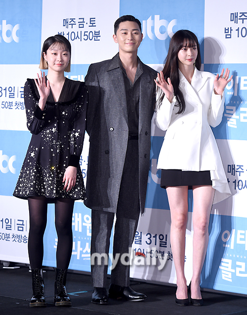 Kim Da-mi, Park Seo-joon and Kwon Nara (from left) are attending the JTBC gilt drama Itaewon Klath production presentation at the Conrad Hotel Seoul in Yeouido, Seoul on the afternoon of the 30th.Itaewon Clath, starring Park Seo-joon, Kim Da-mi, Yoo Jae-myung and Kwon Nara, is a work that shows the hip rebellion of youths who are united in an unreasonable world, stubbornness and passengerhood.