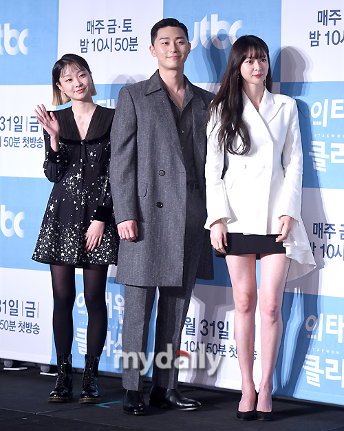 Kim Da-mi, Park Seo-joon and Kwon Nara (from left) are attending the JTBC gilt drama Itaewon Klath production presentation at the Conrad Hotel Seoul in Yeouido, Seoul on the afternoon of the 30th.Itaewon Clath, starring Park Seo-joon, Kim Da-mi, Yoo Jae-myung and Kwon Nara, is a work that shows the hip rebellion of youths who are united in an unreasonable world, stubbornness and passengerhood.