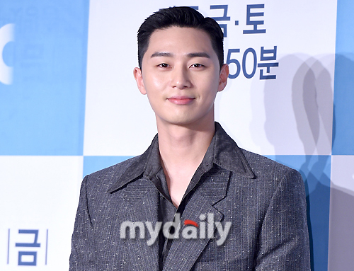 Actor Park Seo-joon, who attended the JTBC Itaewon Klath production presentation at the Conrad Hotel in Yeongdeungpo-gu, Seoul, on the afternoon of the 30th, laughed around him when he told him that his current face was his face in the second year of junior high school.On the other hand, Itaewon Clath, which is based on the next webtoon of the same name and written by the original author, depicts the hip rebellion of youths who are united in an unreasonable world, stubbornness and guest.Their founding myths, which pursue freedom with their own values, will be unfolded dynamically on the small streets of Itaewon, which seems to have compressed the world.