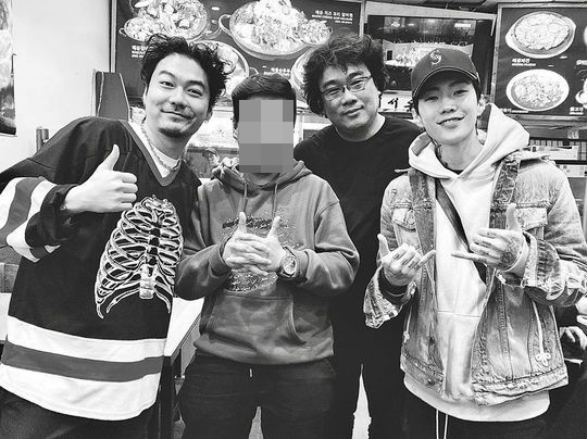 Jay Park meets with director Bong Joon-hoSinger Jay Park tracked Bong Joon-ho director to Potato candy collection like a dump to cast parasite 2 on his instagram on January 29th.Im sorry, thank you for taking the picture. The photo was taken by Jay Park, rapper Dumpion Dead, director Bong Joon-ho and his son.The bright smile of the four people I met at the Potato candy collection in Los Angeles attracts attention.Dumbund Dead also posted this photo on his instagram and said, I met Jae Bum and Bong Joon-ho, and my son is our music listener.emigration site