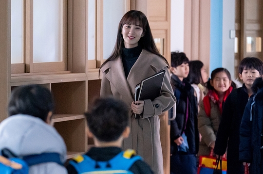 Hello Dracula Seohyun gives a special sympathy to break down into Anna with Secret.On February 17th and 18th, Goodbye Dracula (director Kim Dae-ye, playwright Ha Jung-yoon, production Drama House) released a still cut of Seohyun that was transformed into an Elementary school teacher Anna with Secret on January 30th.From the warm Sight looking at the children to the eyes in deep trouble, it amplifies expectations by foreshadowing delicate emotional acting.Hello Dracula tells the story of the growth of people who have faced the most obvious problems in life.The Hi Dracula, which consists of three omnibuses, is a daughter Anna (Seohyun), who has been unconditionally lost to her mother, and her mother Mi-young (Lee Ji Hyun), who has definitely won only for her daughter, Seo-yeon (Lee Joo-bin), an indie band vocalist who is worried between dreams and reality, and Yura, a child who grew up eating gold spoon terrain (Seo Eun-yul) and snowballs. a special friendship story of the .Seohyun, Lee Ji Hyun, Lee Joo Bin, Ko Na Hee, and Seo Eun-yul, who will draw colorful growth stories, will make a special appearance by Oh Man-seok, Ji Il-ju and Lee Cheong-a.Seohyuns transform, which has returned to a mature shape in the photo released on the day, stimulates expectations.Anna, an Elementary school teacher, has a milder and warmer atmosphere than anyone else when she is around the children.I can feel the warmth of Annas appearance, which treats students with a friendly smile and deeply sympathizes with a child who is worried.But Annas face, with her cell phone in another photo, captures Sight in a reversal atmosphere.It seems calm, but the eyes filled with worry add to the story of Anna who kept Secret that she could not tell.The Anna that Seohyun plays is an Elementary school teacher who keeps Secret that he can not say.For her mother Miyoung, Anna is a good daughter who wants to boast anytime and anywhere.As Anna takes out the story that she put off to be recognized as as it is to Miyoung, her mother and daughter face each others sincerity that they have ignored.The truthful story of Reality Mother and Child, which feels even farther away from being close, is expected to create a sense of touch and empathy.Expectations and attention are focused on the synergies of Acting by Seohyun and Lee Ji Hyun, who will draw the intimate story of Mother and Daughter.Seohyun explains that Anna, who has lived in the worlds light, is a person who strives hard to show herself to her mother, the only family, and Hello Dracula to me is a Drama who wants to share with many people and waits.I hope that it will be a gift-like drama for viewers as it is a warm-hearted human drama. kim myeong-mi