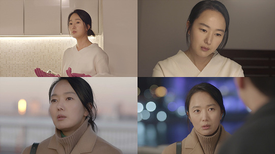Beyond the currency Kim Tae-hoon Yoon Jin-seo SteelSeriescut has been unveiled.Actor Kim Tae-hoon, who believes in TVNs drama Stage 2020, which will be broadcasted at 12:30 pm on January 30, and Yoon Jin-seo, who returns to the house theater in four years, are raising expectations, and Steel Series, which shows the two characters, has been released.The tenth work, Deviation of the Currency (director Seo Joo-wan, playwright Han Yu-rim) is a story in which a cheating husband struggles to fix a message sent by mistake to his wife on the day of the communication crisis caused by a fire in the telecommunications district.His wife In the linear (Yoon Jin-seo) and Dong-hoon (Kim Tae-hoon), who spends his loveless daily life, are the husband of seven years of marriage who chose to have an affair, shouting, No divorce alone.One day, Donghoon mistransmits the video taken at the airport to his wife just before he goes abroad with his wife.As soon as she tries to delete the message, the communication disturbance breaks out, and Donghoon struggles to make her sweat in her hands to use her cell phone before In the linear checks the video.In the open SteelSeries, it is not easy to get out of the airport by car, so it seems that you can not laugh from the look of Donghoon, who is thrilled, the way you run on a bicycle, and the way you arrive at a coffee shop and try to connect Wi-Fi.Donghoon, who arrived at home at the end of the twists and turns, will show his acting ability to go to tension and comics by crossing the wall when the door is not opened.In the linear, on the other hand, has a dry conversation with her husband with an emotional face, and she looks like she has decided something.The suspicious face that looks at the Han River with a resigned face or faces her husband stimulates curiosity about what will happen between the two.kim myeong-mi