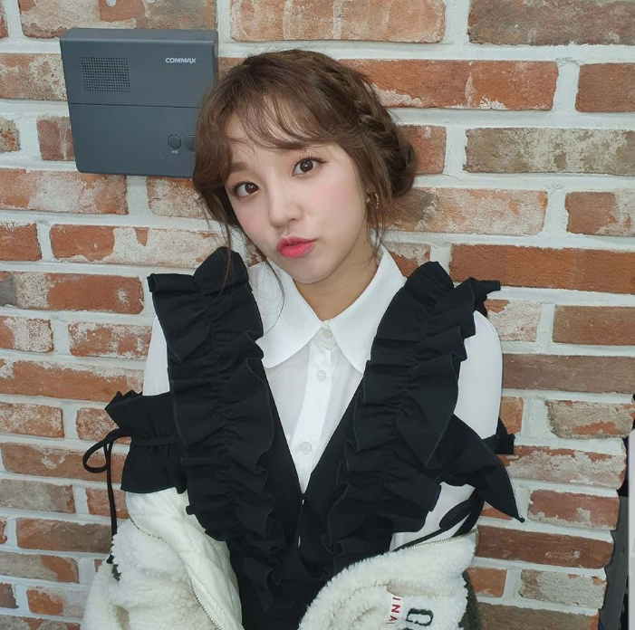 Singer (woman) I-DLE Song Yuqi showed off her lovely beauty.Singer (woman) I-DLE Song Yuqi told the groups official Instagram on January 30th with an article, I want to see you guys so much, I really want to wear a mask these days.In the photo (woman) I-DLE Song Yuqi stares at the camera with a fairy tale girl-like visual.You Yong-ju