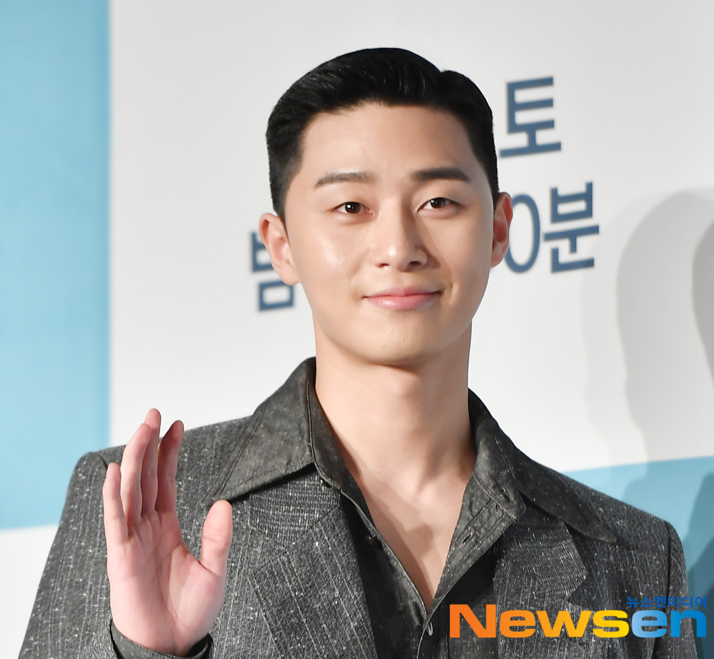 JTBCs new gilt drama Itaewon Klath was presented at the Park Ballroom in Conrad Hotel, Yeouido, Youngdeungpo District, Seoul, on the afternoon of January 30Actor Park Seo-joon, Kim Dae-mi, Yoo Jae-myeong, Kwon Na-ra, Kim Sung-yoon and Cho Kwang-jin attended the production presentation.Park Seo-joon reveals his middle-aged face is the sameexpressiveness