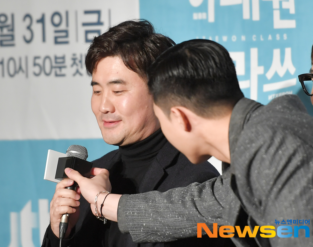JTBCs new gilt drama Itaewon Klath was presented at the Park Ballroom in Conrad Hotel, Yeouido, Youngdeungpo District, Seoul, on the afternoon of January 30Actor Park Seo-joon, Kim Dae-mi, Yoo Jae-myeong, Kwon Na-ra, Kim Seong-yoon, and Cho Kwang-jin attended the production presentation.Park Seo-joon is fixing the microphone during an interview with Kim Seong-yoon.expressiveness