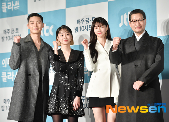 Actor Park Seo-joon boasts a high synchro rate with the original Web toon and predicted another life character.On the afternoon of January 30, JTBCs new Golden Stone was presented at the Conrad Hotel in Yeouido, Yeongdeungpo-gu, Seoul.On the spot, Kim Seong-yoon PD, Jo Kwang-jin writer, Park Seo-joon, Kim Dae-mi, Yoo Jae-myung and Kwon Nara attended.Itaewon Clath is a work that depicts the hip rebellion of youths who are united in an unreasonable world, stubbornness and passengerhood.Their founding myths, which pursue freedom with their own values ​​in the small streets of Itaewon, which seem to have compressed the world, will be dynamically unfolded.Jo Kwang-jin, author of the original Web toon and Lamar Jackson, said, When I was doing the original work, I was sorry for Remady because I was chased by the weekly deadline.I was surprised to hear the proposal for the first time, but it felt attractive. I was embarrassed by the difference between Web toon and Lamar Jackson, but I was able to learn a lot and write a lot of it. Jo Kwang-jin wrote, In the middle of the series, I thought that the public would come to the strength because I had a graph of the statistics of where the public was enthusiastic and what part of the Lamar Jackson was good.This work has attracted attention as a return to the house theater of Park Seo-joon, which shows a high synchro rate with Character for each work.He played the role of a straight-line young man, Roy, who did not compromise with injustice.Park Seo-joon, who has appeared in many youthful films, said, I did not choose to like youth.I think Im showing my youth in my own work because of Yi Gi, he said. I enjoyed the original work, and I was curious about how I would express the role of the new Roy, which is very attractive in the original work.Because of the famous original Yi Gi, Lamar Jackson doesnt get far from the original, and there are a lot more interesting stories added to it, Park Seo-joon said.Ive been shooting a lot of balls since the beginning, and Im sure I can enjoy Web toon without difficulty even if you dont see it first.In the work, Park Seo-joon wears uniforms even at the age of 30 and plays high school students.Park Seo-joon said, I thought about wearing uniforms and it was a long time since I graduated.I think I thought a lot of things in my high school, he said, adding, I thought my face would not be awkward for high school students because of Yi Gi in the second year of junior high school.Park Seo-joons high rate of character synchros satisfied even the production crew.Kim Seong-yoon PD said, I was worried about how to express the lines that were coming out, but when I took the test, I was too natural to do the ambassador.I thought this was the ability of the actor.  I gave a suggestion one to two times and the director said that he seemed to have painted a cartoon after seeing Lamar Jackson.The character Roy fits well with Park Seo-joon, Park said.Jo Kwang-jin writer also commented on the synchro rate of actors including Park Seo-joon, I am 120% satisfied.In my video of God, I was satisfied that at some point the actors thought and implemented Character more intensely than I did, and I cried while monitoring it, not a tearful god. The newest actor, Kim Dae-mi, will be on his first Lamar Jackson Top Model as a high-tech Socio-Pass Joe with a god-like brain.Yoo Jae-myung will form a confrontation with Park Seo-joon as Jang Dae-hee, chairman of the large-scale shopping mall in the foodservice industry, and Kwon Nara will be divided into Parks first love and business rival Osua.Kim said, I saw it first with Web toon, but it was fun and interesting enough to read in three hours.I thought it would be fun to play because I did not see a character named Joe-yool Lee.I think there would be a lot of difficulties, but Im going to be the Top Model because the director told me I wouldnt be able to make my own Seo-yool Lee, he said.It was a big top model to work personally, said Yoo Jae-myung, who also made a special makeup for the elderly. I tried to express the natural and natural appearance of Jang Dae-hee, not just imitating it while imitating it.In fact, my skin was very bad, but when the work is over, I think I will get a lot of wrinkles. In the original work, there was little Remady of Osua, but it is well melted in Lamar Jackson, Kwon Nara said, and I tried to express the part that had to change as well as possible because of the hardships of my childhood, and I tried to get help from my seniors and staff at the scene.Park Seo-joon carefully offered 10% when asked about his ratings pledges. Park Seo-joon said, 10% would be incredibly satisfying.Everyones hard work will not be expressed in the audience rating, but it seems that the wings will run when it is that much. If it exceeds 10%, I would like to have a drink with the viewers in the stalls.Finally, Park Seo-joon said, I am the second work that is the original Web toon.There are a lot of fans of Web toon original, but they will have their own virtual casting.  I am confident that I will show more than expected video.Web toon is 2D, but when it is implemented in video, you will be able to see how charm is realized. Kim Seong-yoon PD also said, There is a power of the ambassador. It is a simple word, but there is catharsis in situations that I usually wanted to do but can not do.I hope you will be interested in that part. JTBCs new Golden Todd, Itaewon Klath, will be broadcast at 10:50 p.m. on Jan. 31, following Chocolate.Lee Ha-na / Pyo Myeong-jung