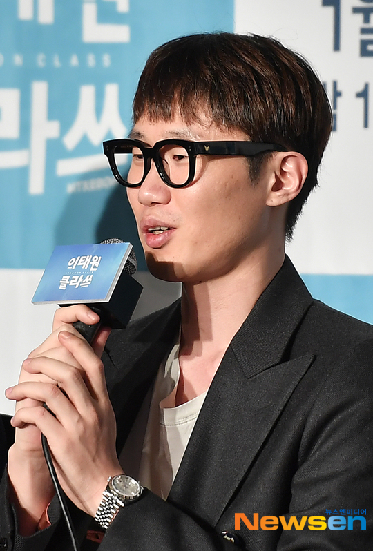 Actor Park Seo-joon boasts a high synchro rate with the original Web toon and predicted another life character.On the afternoon of January 30, JTBCs new Golden Stone was presented at the Conrad Hotel in Yeouido, Yeongdeungpo-gu, Seoul.On the spot, Kim Seong-yoon PD, Jo Kwang-jin writer, Park Seo-joon, Kim Dae-mi, Yoo Jae-myung and Kwon Nara attended.Itaewon Clath is a work that depicts the hip rebellion of youths who are united in an unreasonable world, stubbornness and passengerhood.Their founding myths, which pursue freedom with their own values ​​in the small streets of Itaewon, which seem to have compressed the world, will be dynamically unfolded.Jo Kwang-jin, author of the original Web toon and Lamar Jackson, said, When I was doing the original work, I was sorry for Remady because I was chased by the weekly deadline.I was surprised to hear the proposal for the first time, but it felt attractive. I was embarrassed by the difference between Web toon and Lamar Jackson, but I was able to learn a lot and write a lot of it. Jo Kwang-jin wrote, In the middle of the series, I thought that the public would come to the strength because I had a graph of the statistics of where the public was enthusiastic and what part of the Lamar Jackson was good.This work has attracted attention as a return to the house theater of Park Seo-joon, which shows a high synchro rate with Character for each work.He played the role of a straight-line young man, Roy, who did not compromise with injustice.Park Seo-joon, who has appeared in many youthful films, said, I did not choose to like youth.I think Im showing my youth in my own work because of Yi Gi, he said. I enjoyed the original work, and I was curious about how I would express the role of the new Roy, which is very attractive in the original work.Because of the famous original Yi Gi, Lamar Jackson doesnt get far from the original, and there are a lot more interesting stories added to it, Park Seo-joon said.Ive been shooting a lot of balls since the beginning, and Im sure I can enjoy Web toon without difficulty even if you dont see it first.In the work, Park Seo-joon wears uniforms even at the age of 30 and plays high school students.Park Seo-joon said, I thought about wearing uniforms and it was a long time since I graduated.I think I thought a lot of things in my high school, he said, adding, I thought my face would not be awkward for high school students because of Yi Gi in the second year of junior high school.Park Seo-joons high rate of character synchros satisfied even the production crew.Kim Seong-yoon PD said, I was worried about how to express the lines that were coming out, but when I took the test, I was too natural to do the ambassador.I thought this was the ability of the actor.  I gave a suggestion one to two times and the director said that he seemed to have painted a cartoon after seeing Lamar Jackson.The character Roy fits well with Park Seo-joon, Park said.Jo Kwang-jin writer also commented on the synchro rate of actors including Park Seo-joon, I am 120% satisfied.In my video of God, I was satisfied that at some point the actors thought and implemented Character more intensely than I did, and I cried while monitoring it, not a tearful god. The newest actor, Kim Dae-mi, will be on his first Lamar Jackson Top Model as a high-tech Socio-Pass Joe with a god-like brain.Yoo Jae-myung will form a confrontation with Park Seo-joon as Jang Dae-hee, chairman of the large-scale shopping mall in the foodservice industry, and Kwon Nara will be divided into Parks first love and business rival Osua.Kim said, I saw it first with Web toon, but it was fun and interesting enough to read in three hours.I thought it would be fun to play because I did not see a character named Joe-yool Lee.I think there would be a lot of difficulties, but Im going to be the Top Model because the director told me I wouldnt be able to make my own Seo-yool Lee, he said.It was a big top model to work personally, said Yoo Jae-myung, who also made a special makeup for the elderly. I tried to express the natural and natural appearance of Jang Dae-hee, not just imitating it while imitating it.In fact, my skin was very bad, but when the work is over, I think I will get a lot of wrinkles. In the original work, there was little Remady of Osua, but it is well melted in Lamar Jackson, Kwon Nara said, and I tried to express the part that had to change as well as possible because of the hardships of my childhood, and I tried to get help from my seniors and staff at the scene.Park Seo-joon carefully offered 10% when asked about his ratings pledges. Park Seo-joon said, 10% would be incredibly satisfying.Everyones hard work will not be expressed in the audience rating, but it seems that the wings will run when it is that much. If it exceeds 10%, I would like to have a drink with the viewers in the stalls.Finally, Park Seo-joon said, I am the second work that is the original Web toon.There are a lot of fans of Web toon original, but they will have their own virtual casting.  I am confident that I will show more than expected video.Web toon is 2D, but when it is implemented in video, you will be able to see how charm is realized. Kim Seong-yoon PD also said, There is a power of the ambassador. It is a simple word, but there is catharsis in situations that I usually wanted to do but can not do.I hope you will be interested in that part. JTBCs new Golden Todd, Itaewon Klath, will be broadcast at 10:50 p.m. on Jan. 31, following Chocolate.Lee Ha-na / Pyo Myeong-jung