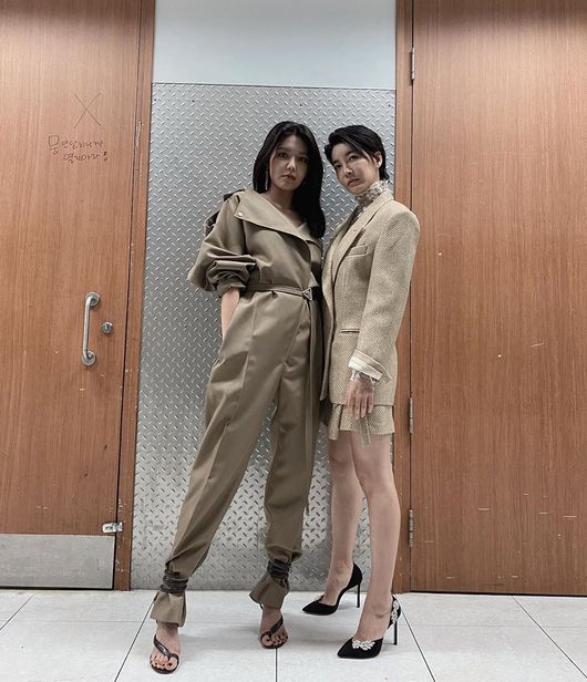 Actor Choi Sooyoung and Jin Seo-yeon boasted a unique ratio and poured out the Model Force.Sooyoung posted several photos on his Instagram on the 29th, along with Urony #Jin Seo-yeon #Tell Me What You Saw.In the photo, Sooyoung and Jin Seo-yeon are standing side by side in front of the door and posing.The two men, dressed in khaki costumes, showed off their charm with a unique ratio and photogenic pose.Meanwhile, Sooyoung and Jin Seo-yeon meet with viewers through the OCN new Saturday original Tell Me As You See, which will be broadcast on February 1.The genius profiler who lost everything to say what you saw and the five-sensor suspense thriller that traces the serial killer who thought Detective was dead with the ability to remember as it was.In the play, Sooyoung plays the role of Detective Sooyoung, who remembers everything, and plays the role of Hwang, the head of the metropolitan investigation team, who has been in charge of the police, including the intelligence crime leader and the special case task force.Sooyoung Instagram