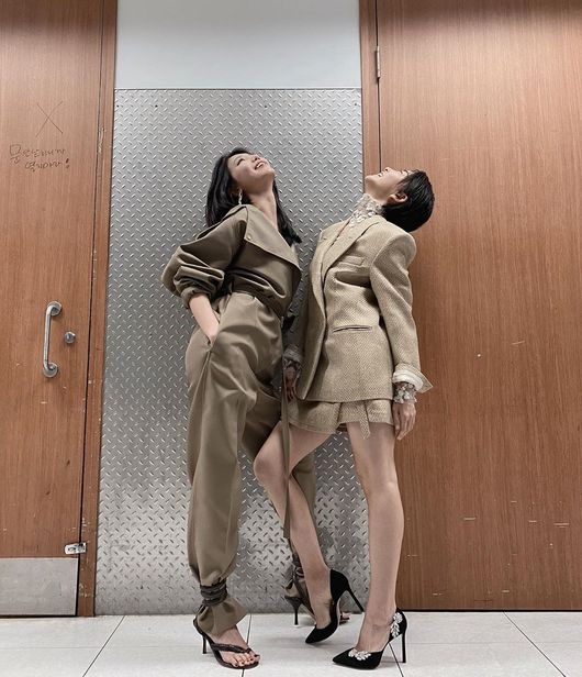 Actor Choi Sooyoung and Jin Seo-yeon boasted a unique ratio and poured out the Model Force.Sooyoung posted several photos on his Instagram on the 29th, along with Urony #Jin Seo-yeon #Tell Me What You Saw.In the photo, Sooyoung and Jin Seo-yeon are standing side by side in front of the door and posing.The two men, dressed in khaki costumes, showed off their charm with a unique ratio and photogenic pose.Meanwhile, Sooyoung and Jin Seo-yeon meet with viewers through the OCN new Saturday original Tell Me As You See, which will be broadcast on February 1.The genius profiler who lost everything to say what you saw and the five-sensor suspense thriller that traces the serial killer who thought Detective was dead with the ability to remember as it was.In the play, Sooyoung plays the role of Detective Sooyoung, who remembers everything, and plays the role of Hwang, the head of the metropolitan investigation team, who has been in charge of the police, including the intelligence crime leader and the special case task force.Sooyoung Instagram