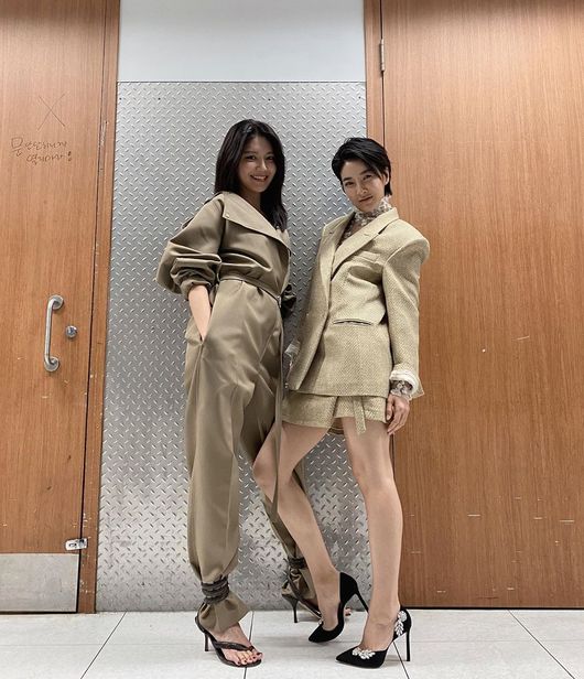 Actor Choi Sooyoung and Jin Seo-yeon boasted a unique ratio and poured out the Model Force.Sooyoung posted several photos on his Instagram on the 29th, along with Urony #Jin Seo-yeon #Tell Me What You Saw.In the photo, Sooyoung and Jin Seo-yeon are standing side by side in front of the door and posing.The two men, dressed in khaki costumes, showed off their charm with a unique ratio and photogenic pose.Meanwhile, Sooyoung and Jin Seo-yeon meet with viewers through the OCN new Saturday original Tell Me As You See, which will be broadcast on February 1.The genius profiler who lost everything to say what you saw and the five-sensor suspense thriller that traces the serial killer who thought Detective was dead with the ability to remember as it was.In the play, Sooyoung plays the role of Detective Sooyoung, who remembers everything, and plays the role of Hwang, the head of the metropolitan investigation team, who has been in charge of the police, including the intelligence crime leader and the special case task force.Sooyoung Instagram