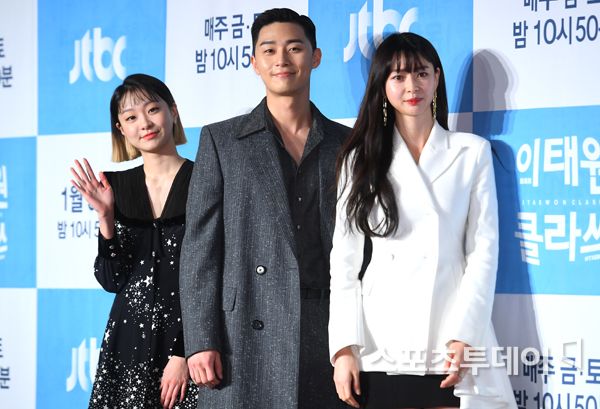 JTBC drama Itaewon Clath production presentation was held at Conrad Hotel in Yeouido-dong, Yeongdeungpo-gu, Seoul on the afternoon of the 30th.Actors Kim Da-mi, Park Seo-joon and Kwon Nara pose for the production presentation. 2020.01.30