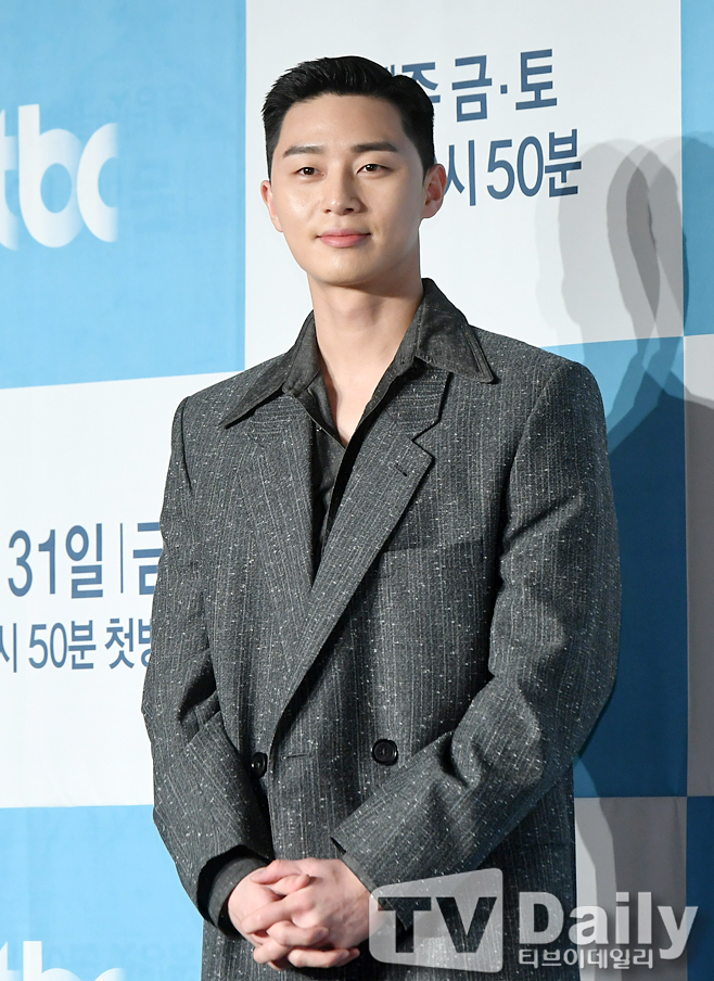 Comprehensive Channel JTBCs new gilt drama Itaewon Clath (playplayed by Gwangjin director Kim Sung-yoon) was held at the Conrad Hotel in Yeouido, Yeongdeungpo-gu, Seoul on the afternoon of the 30th.Park Seo-joon poses for the production presentation on the day.Itaewon Clath, based on the next Web toon of the same name, is a work that depicts the hip rebellion of youths who are united in an unreasonable world, stubbornness and passengerhood.Itaewon Clath, starring Park Seo-joon, Kim Dae-mi, Yoo Jae-myeong and Kwon Na-ra, will be broadcast on the 31st.[JTBCs New Gold Drama Itaewon Klath Produced Presentation