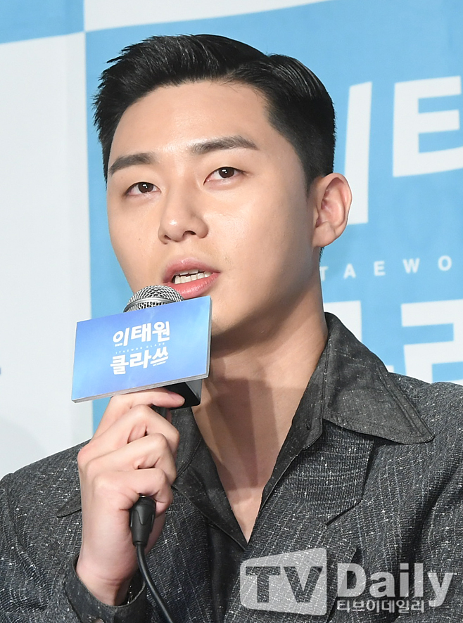 Comprehensive Channel JTBCs new gilt drama Itaewon Clath (playplayed by Gwangjin director Kim Sung-yoon) was held at the Conrad Hotel in Yeouido, Yeongdeungpo-gu, Seoul on the afternoon of the 30th.Park Seo-joon is giving a greeting to the production presentation.Itaewon Clath, based on the next Web toon of the same name, is a work that depicts the hip rebellion of youths who are united in an unreasonable world, stubbornness and passengerhood.Itaewon Clath, starring Park Seo-joon, Kim Dae-mi, Yoo Jae-myeong and Kwon Na-ra, will be broadcast on the 31st.[JTBCs New Gold Drama Itaewon Klath Produced Presentation