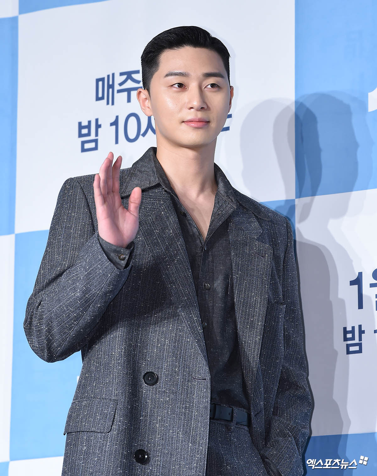 Actor Park Seo-joon, who attended the JTBC gilt drama Itaewon Klath production presentation held in Conrad Seoul, Yeouido-dong, Seoul, on the afternoon of the 20th, has photo time.