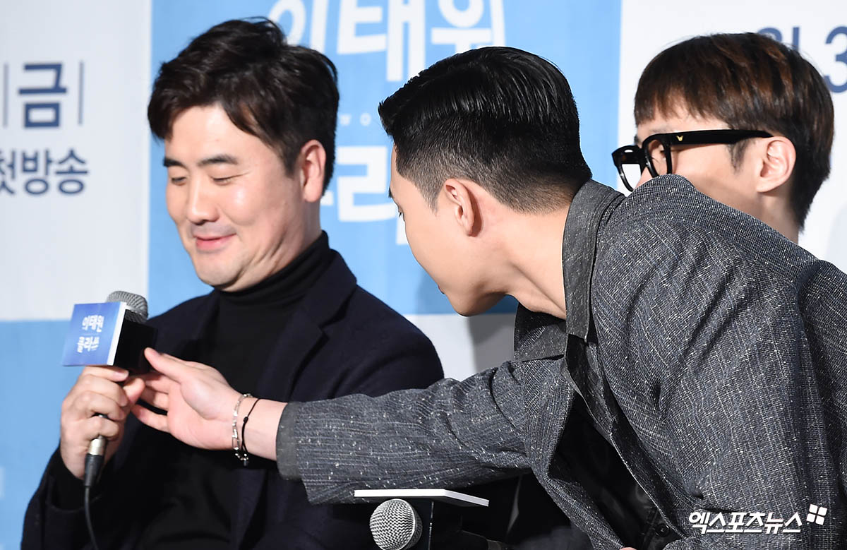 Actor Park Seo-joon, who attended the JTBC gilt drama Itaewon Klath production presentation held in Conrad Seoul, Yeouido-dong, Seoul, on the afternoon of the 20th, is returning the direction of director Kim Sung-yoons microphone.