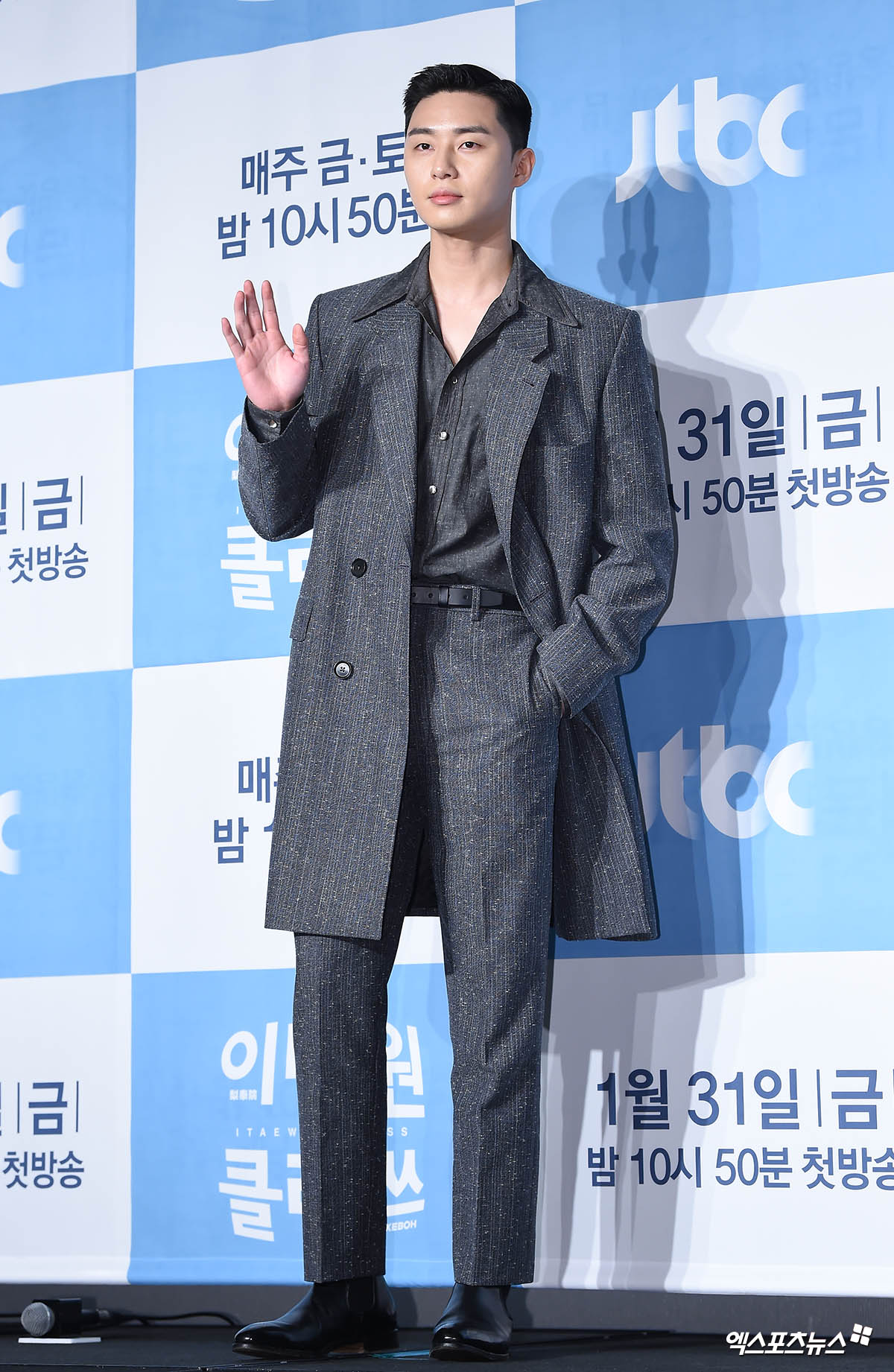 Actor Park Seo-joon, who attended the JTBC gilt drama Itaewon Klath production presentation at Seoul Yeouido-dong Conrad Seoul on the afternoon of the 20th, has photo time.