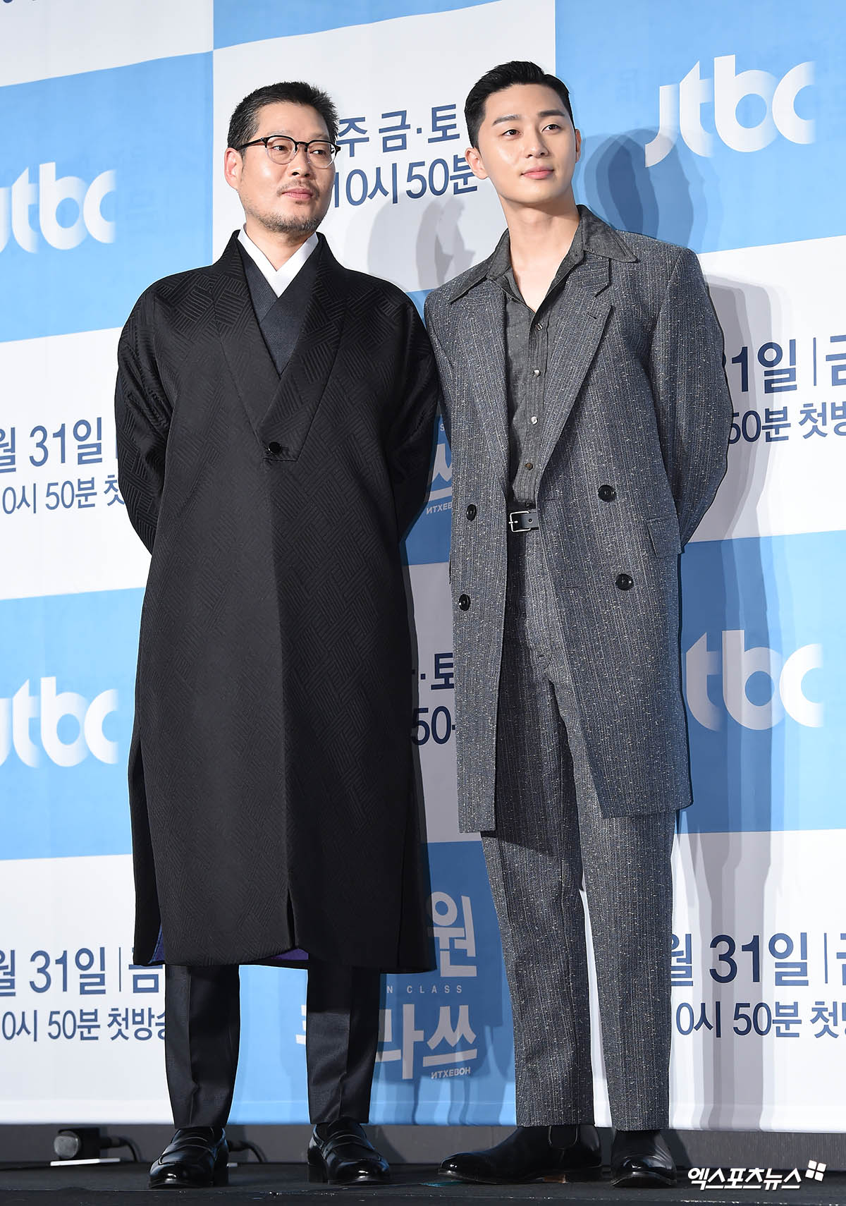 Actors Yoo Jae-myung and Park Seo-joon, who attended the JTBC gilt drama Itaewon Klath production presentation held in Conrad Seoul, Yeouido-dong, Seoul, on the afternoon of the 20th, have photo time.