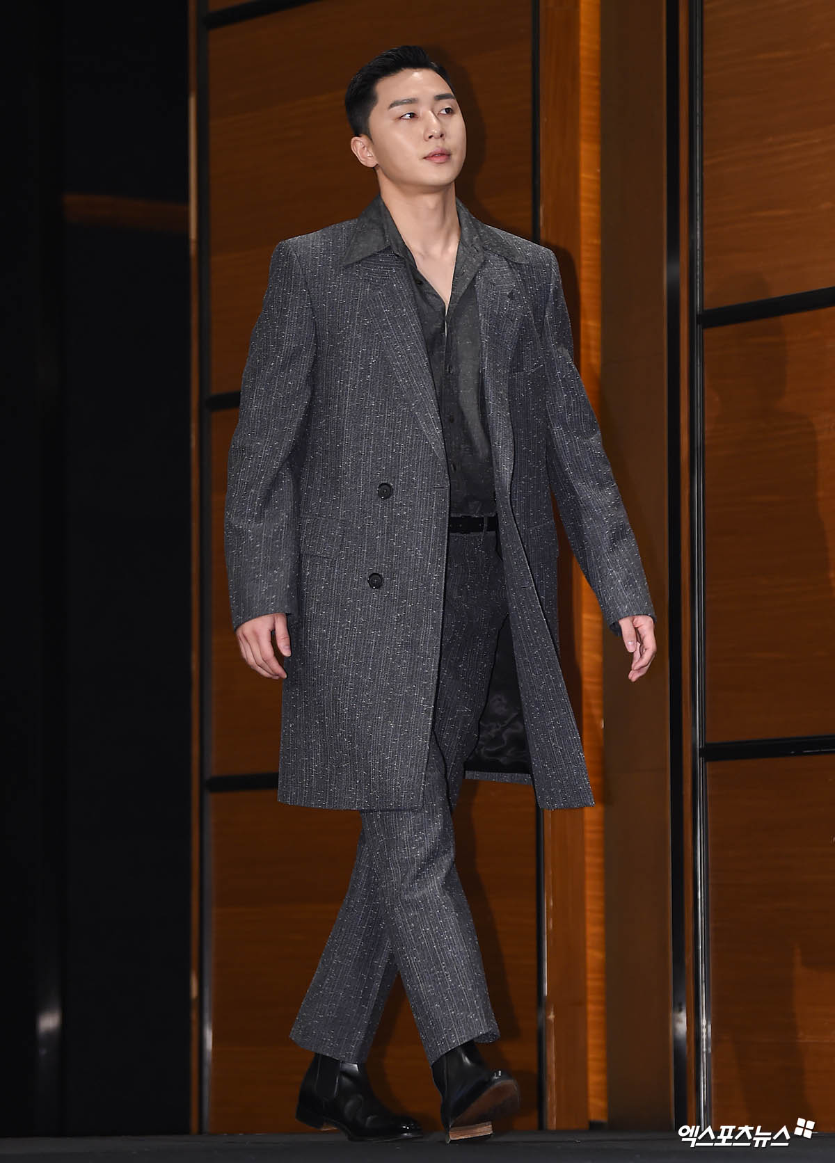 Actor Park Seo-joon, who attended the JTBC gilt drama Itaewon Klath production presentation held in Conrad Seoul, Yeouido-dong, Seoul, on the afternoon of the 20th, has photo time.