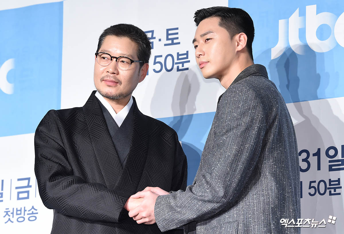 Actors Yoo Jae-myung and Park Seo-joon, who attended the JTBC gilt drama Itaewon Klath production presentation held in Conrad Seoul, Yeouido-dong, Seoul, on the afternoon of the 20th, have photo time.