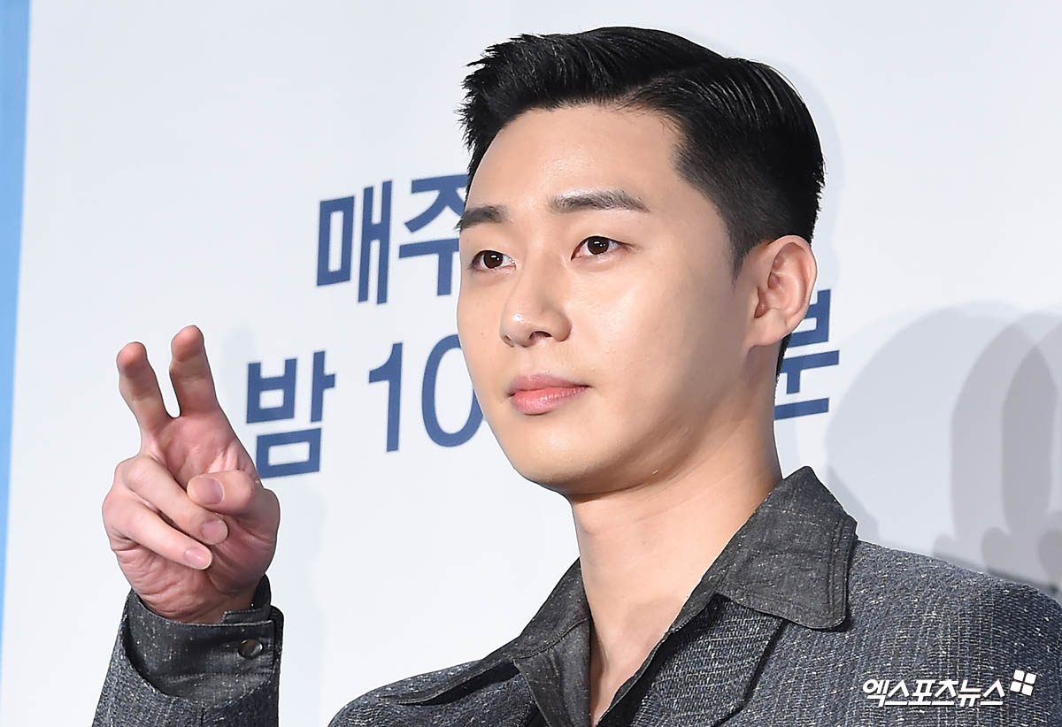 Actor Park Seo-joon, who attended the JTBC gilt drama Itaewon Klath production presentation held in Conrad Seoul, Yeouido-dong, Seoul, on the afternoon of the 30th, has photo time.A commanding appearance.Klath is another visualSmile and excitement.Visuals shooting suitsCarisma explosion.