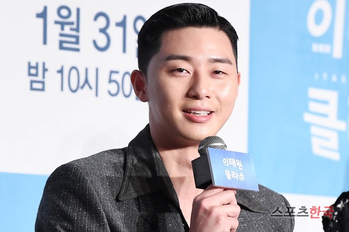 Park Seo-joon is attending the JTBC Drama Itaewon Clath production presentation held at Conrad Hotel in Yeouido, Seoul on the afternoon of the 30th.Itaewon Clath is a Drama depicting the founding myth of youth who pursue freedom with their own values ​​in the small streets of Itaewon, which seems to have compressed the world.Park Seo-joon, Kim Dae-mi, Yoo Jae-myung, and Kwon Na-ra will appear.