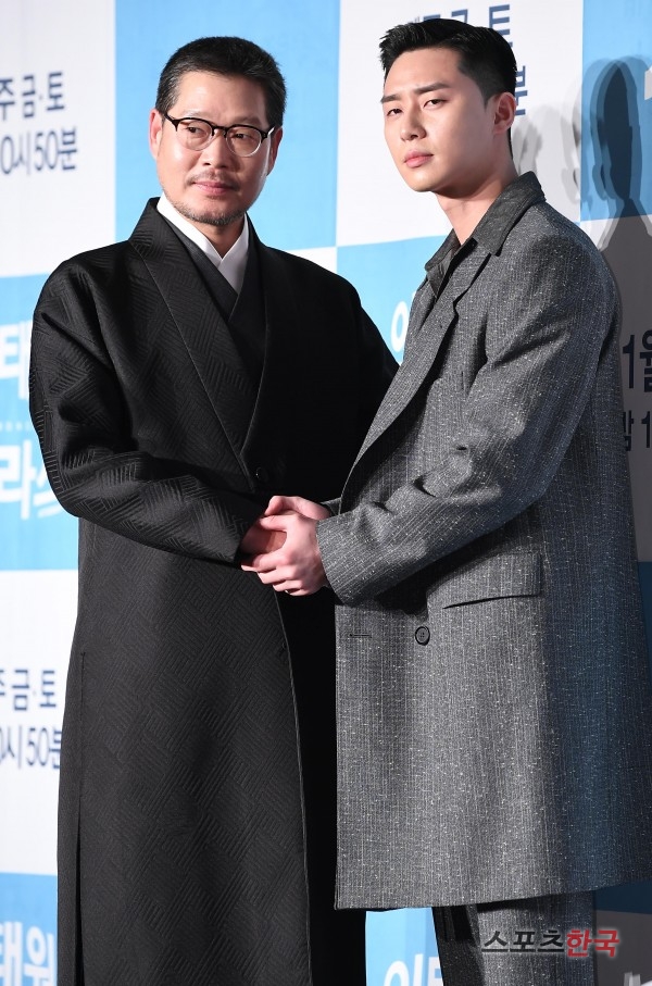 Yoo Jae-myung and Park Seo-joon attend the JTBC drama Itaewon Clath production presentation held at the Conrad Hotel in Yeouido, Seoul on the afternoon of the 30th.Itaewon Clath is a drama depicting the founding myth of youth who pursue freedom with their own values ​​in the small street of Itaewon, which seems to have compressed the world.Park Seo-joon, Kim Da-mi, Yoo Jae-myung, and Kwon Na-ra will appear on the show at 10:50 p.m. on the 31st.Wow!